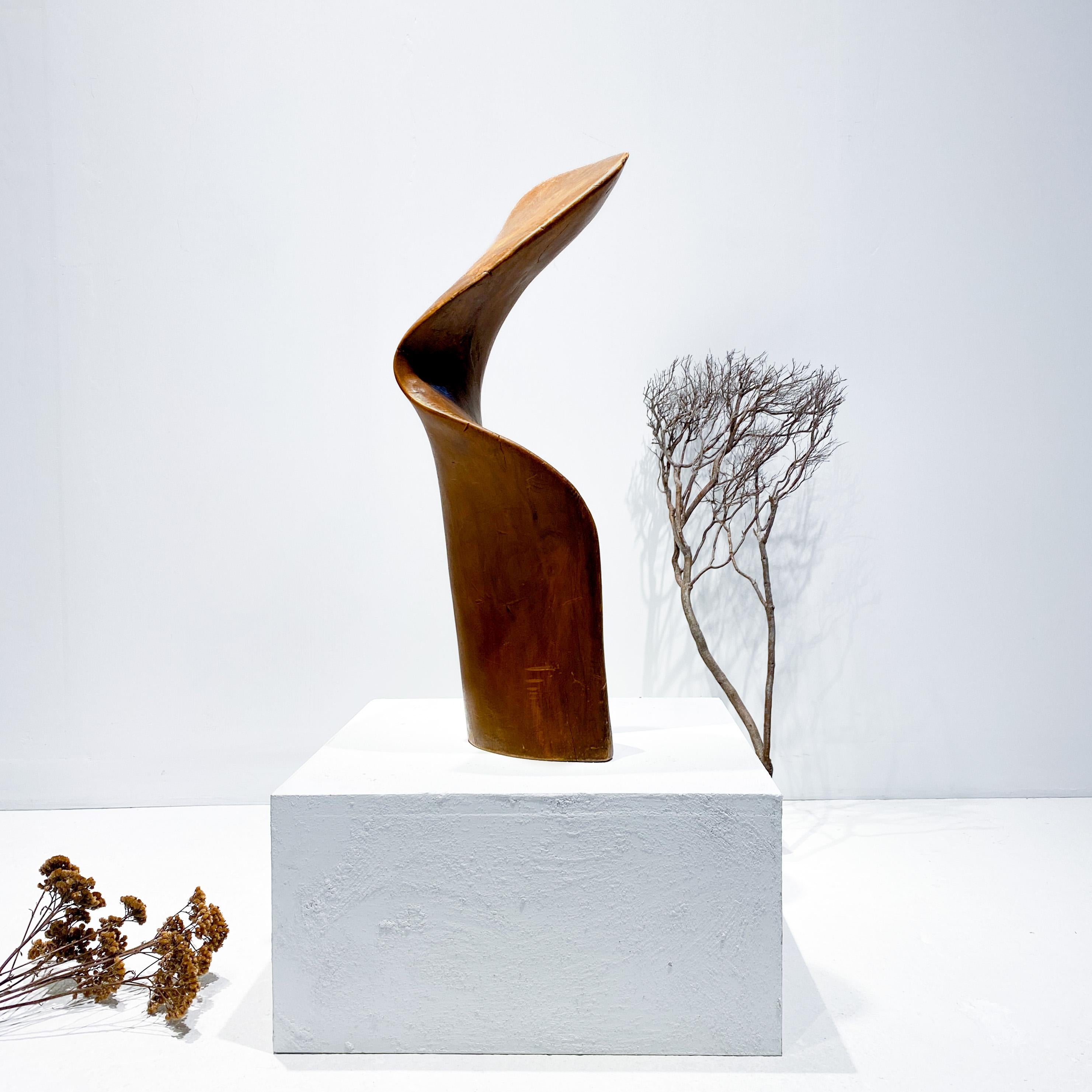 Eine amorphe und sinnliche Skulptur des niederländischen Künstlers Nout Visser (1944-2018), signiert und datiert unten, 1974. Starke skulpturale Form mit üppiger Rundung. Das Holz hat eine wunderbare Patina mit natürlichen Rissen und Sprüngen.