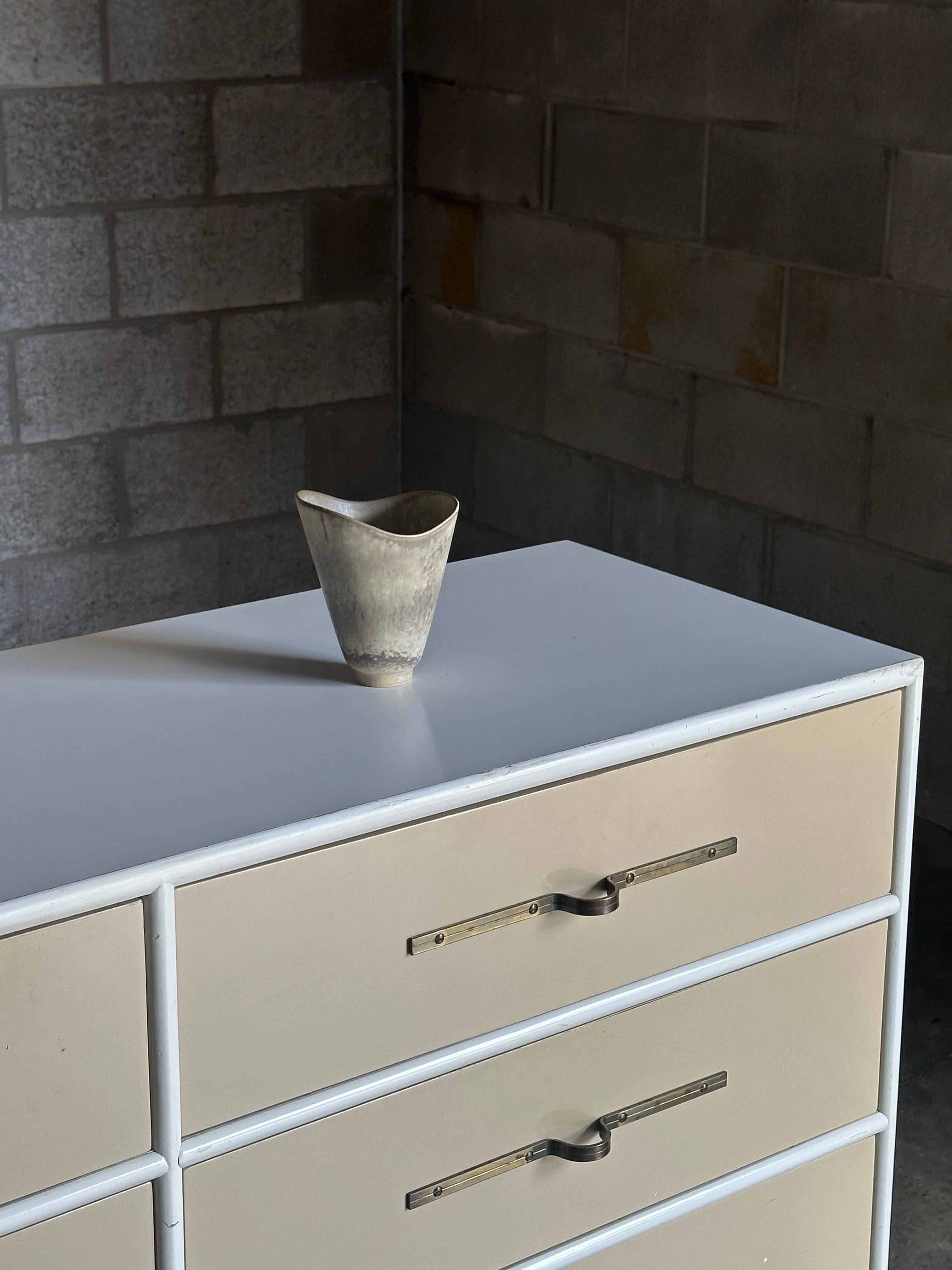 Un vaso di buone dimensioni di Carl-Harry Stålhane per Rörstrand. Presenta un bordo a forma libera o organica che garantisce un movimento eccellente. La bella tavolozza di colori neutri e morbidi si adatta a una grande varietà di interni.