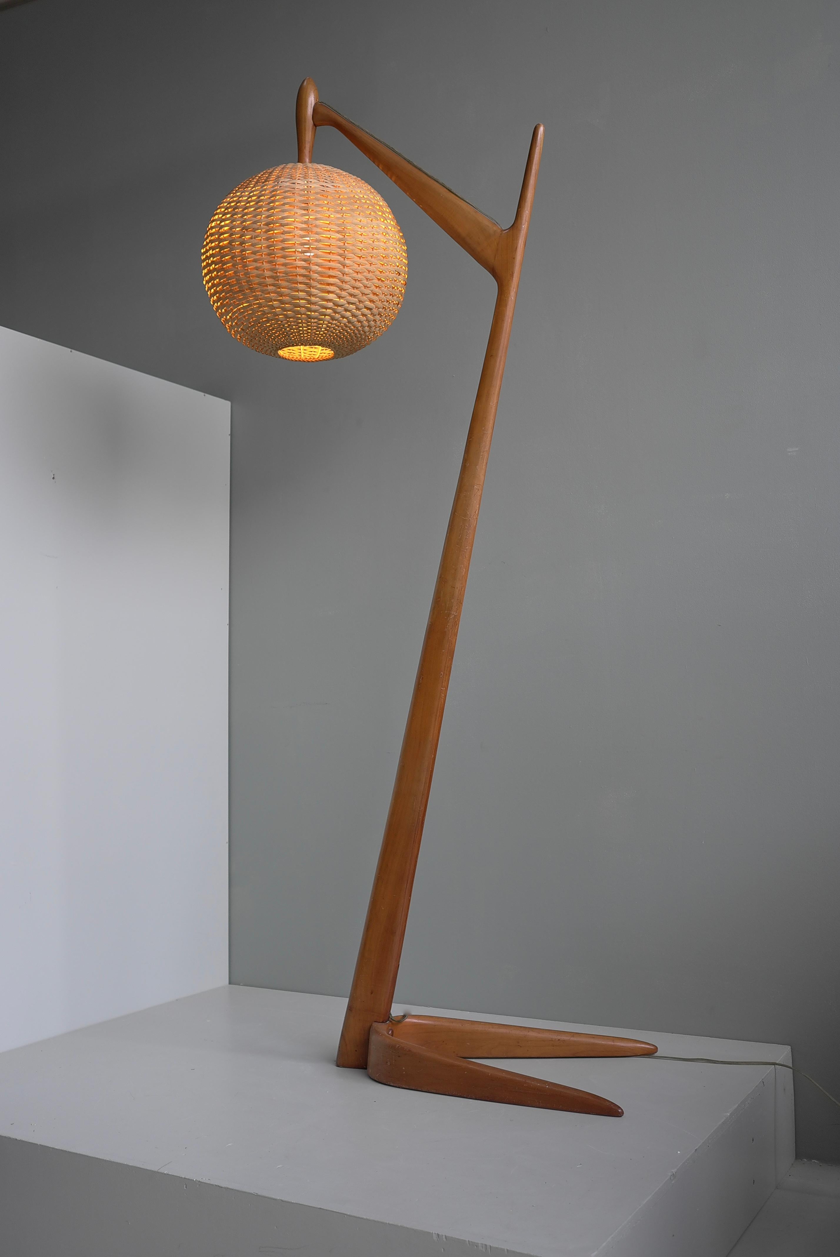 Grand lampadaire organique italien en bois de cèdre avec abat-jour en osier, vers 1955

Hauteur 185 cm, largeur 38 cm, profondeur 65 cm.