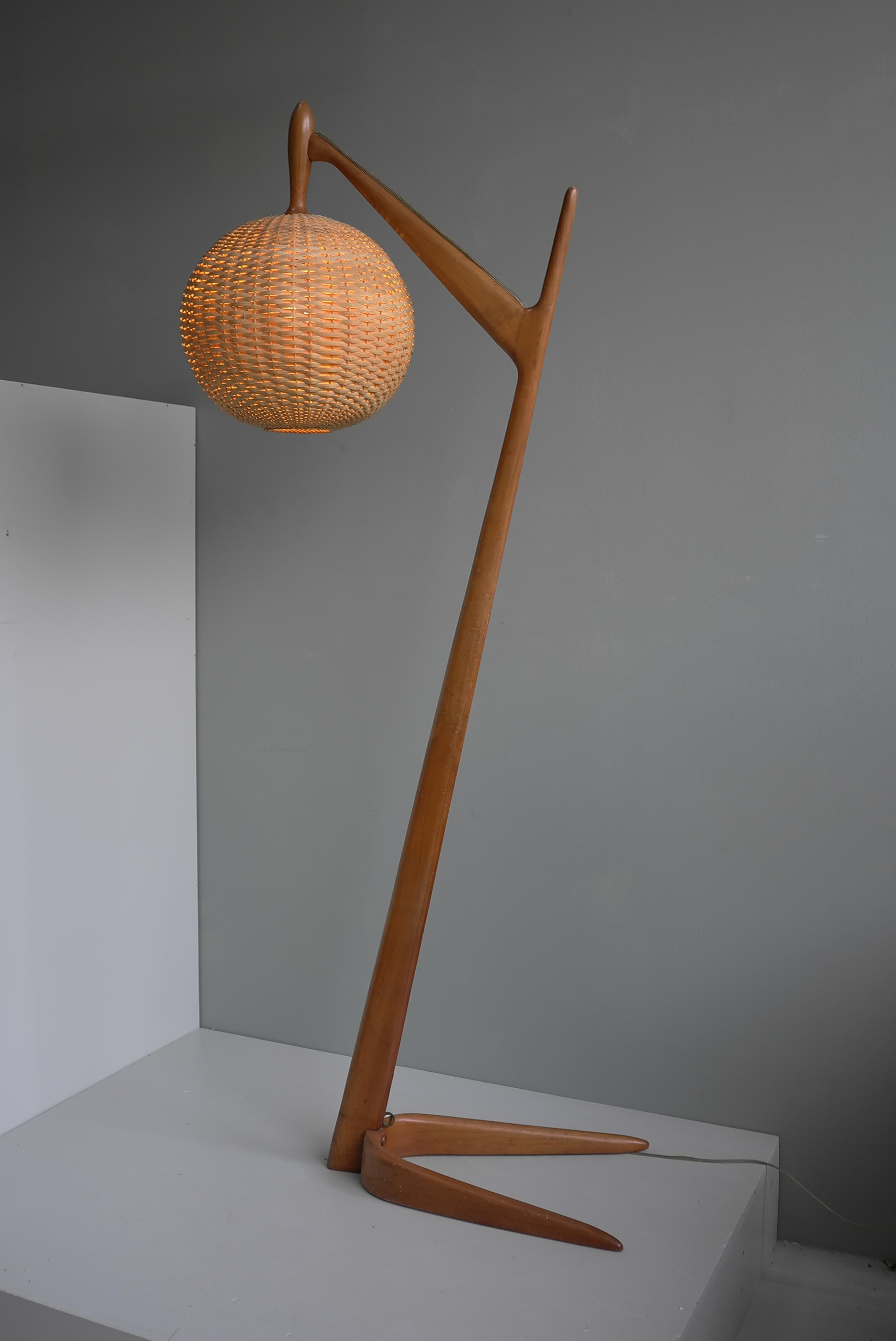Large Organic Italian Floorlamp in Cedar Wood with Wicker Lampshade, circa 1955 In Good Condition For Sale In Den Haag, NL