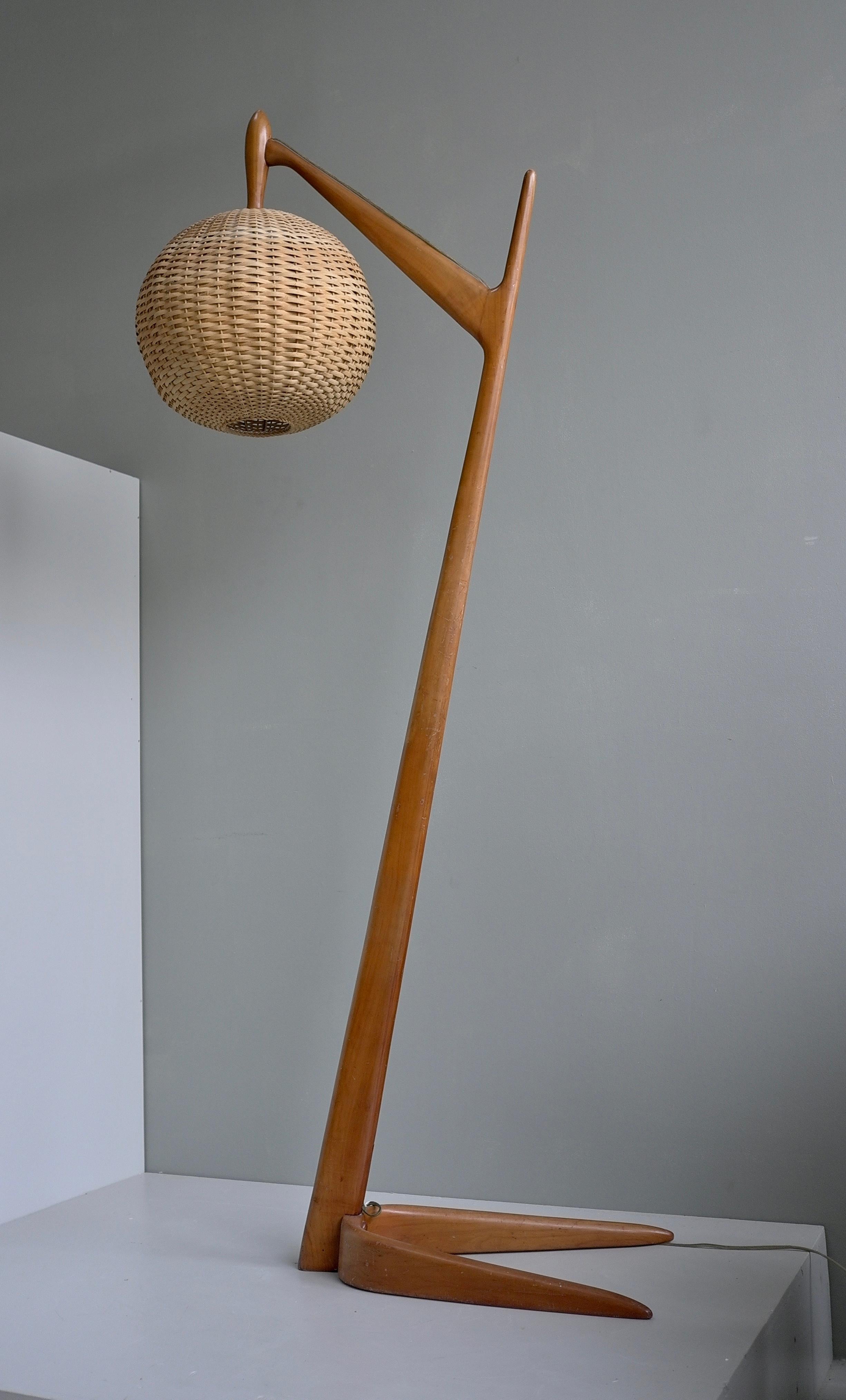 Osier Grand lampadaire organique italien en Wood Wood de cèdre avec abat-jour en osier, vers 1955 en vente