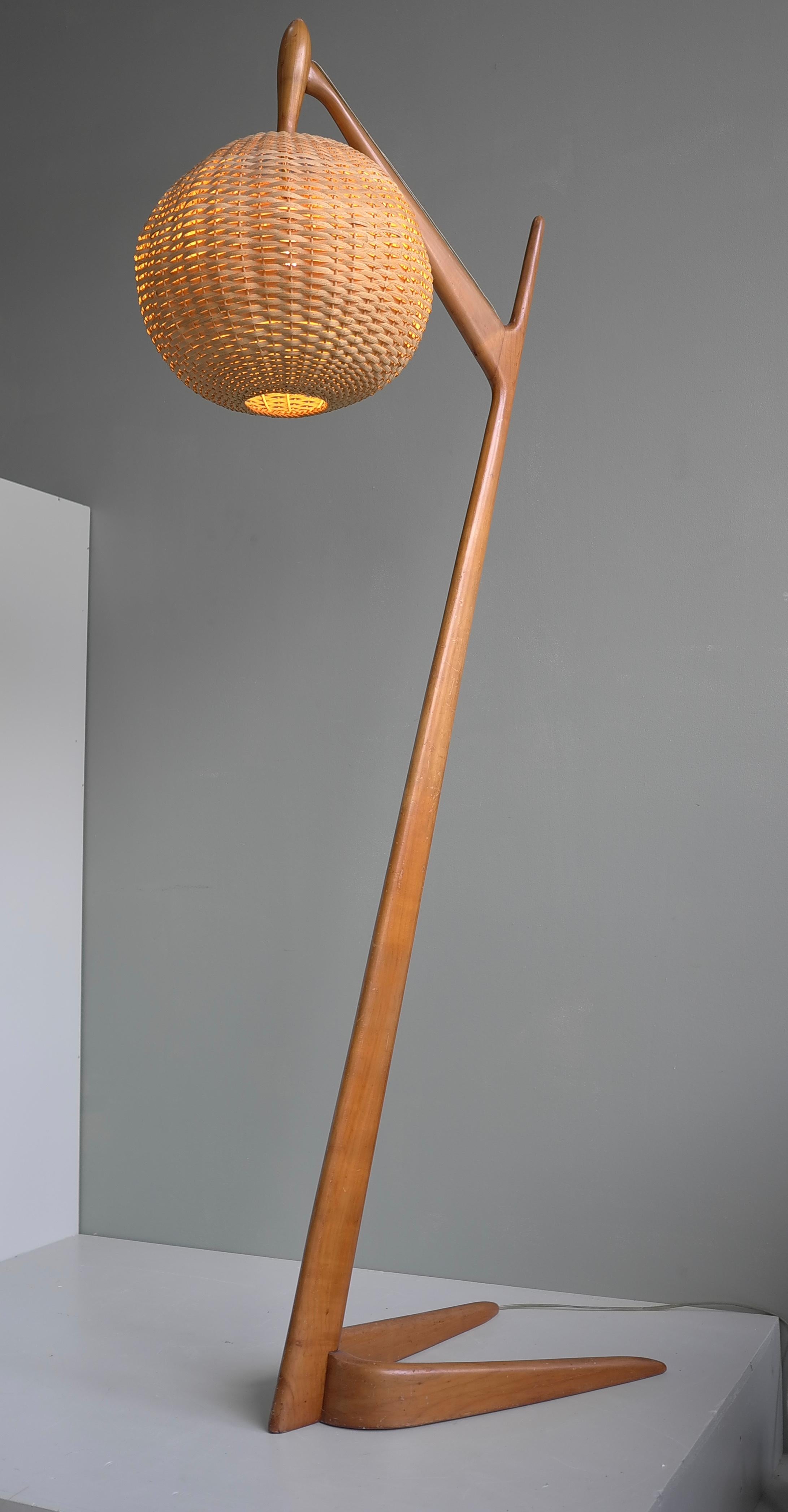 Grand lampadaire organique italien en Wood Wood de cèdre avec abat-jour en osier, vers 1955 en vente 1