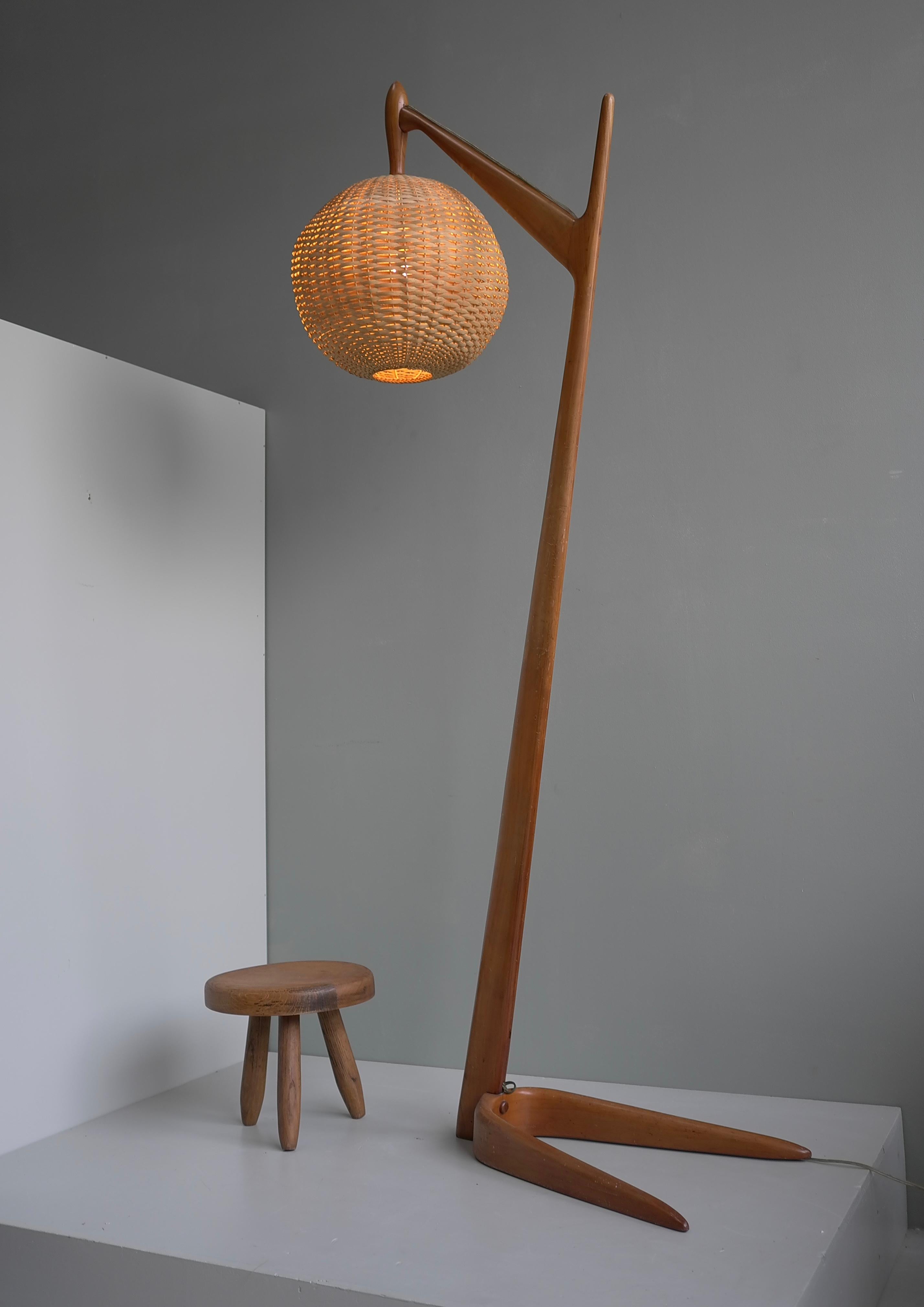 Grand lampadaire organique italien en Wood Wood de cèdre avec abat-jour en osier, vers 1955 en vente 2
