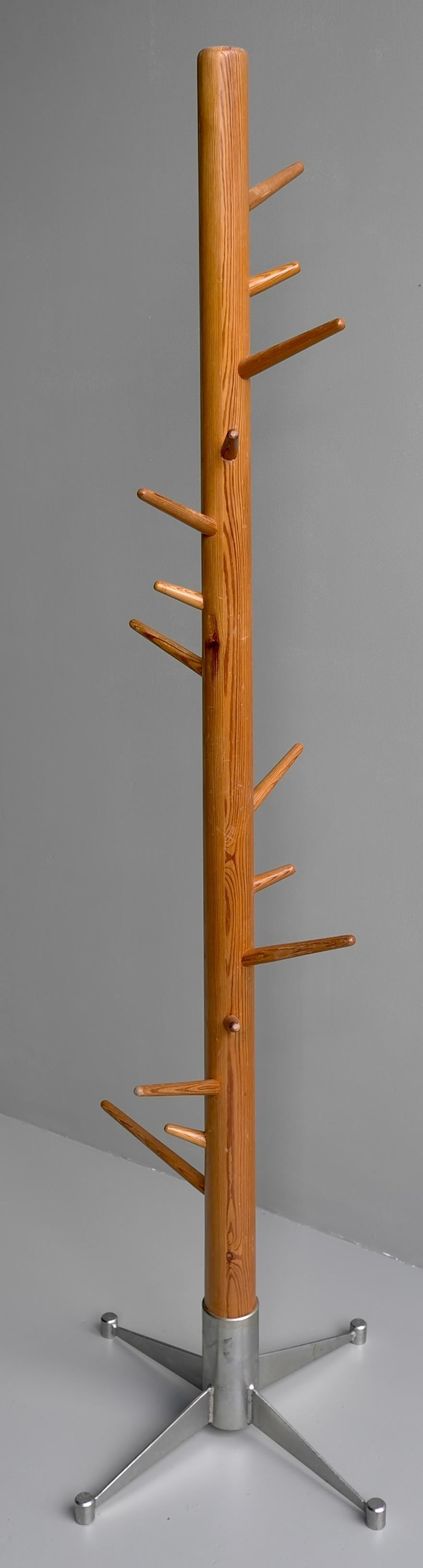 Large organic coat stand in solid pine with metal base, Sweden, 1960s

It has 16 pine hooks were you can hang your coat, hat, scarf, umbrella etc on.