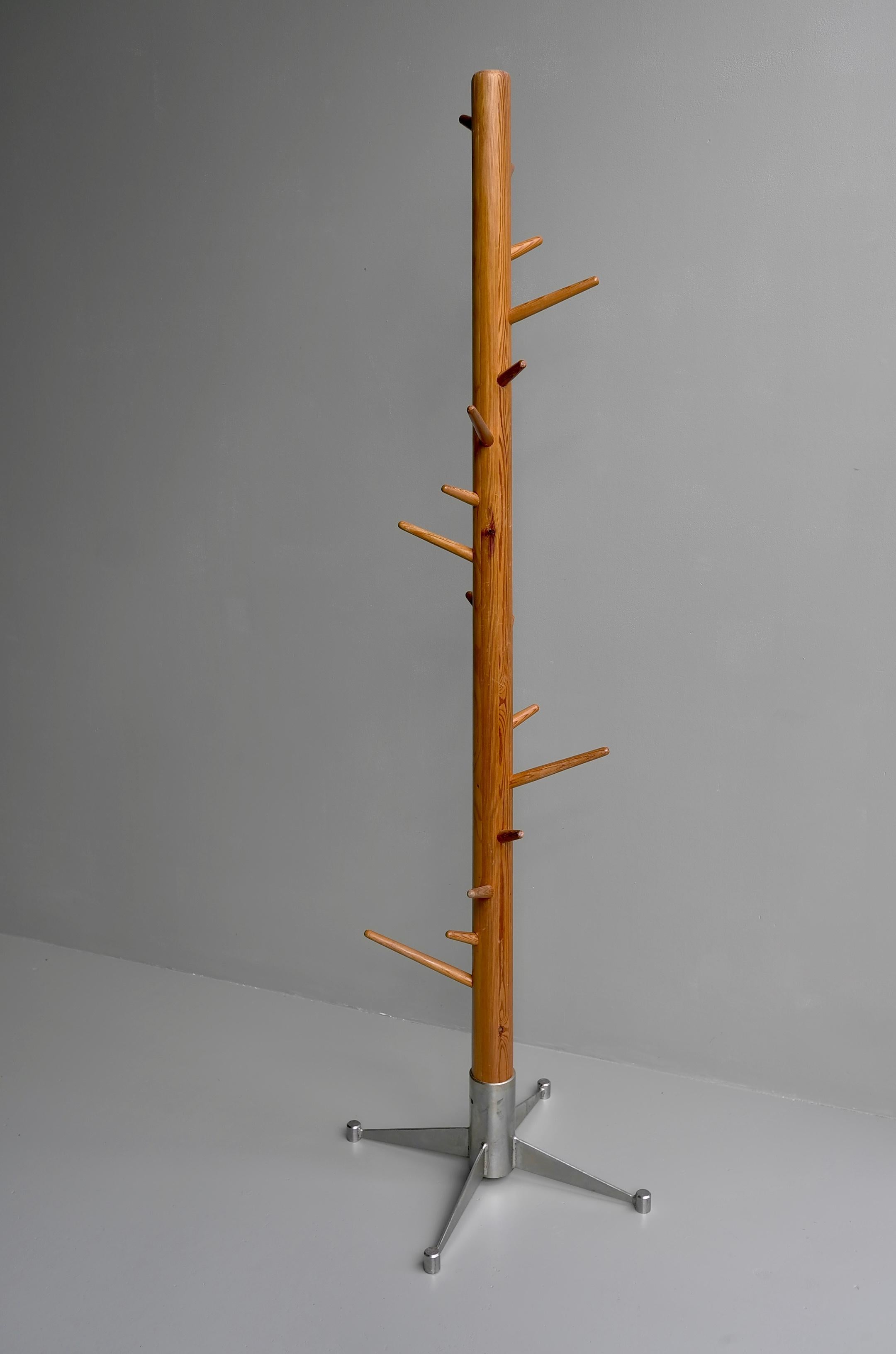 Large Organic Midcentury Coat Stand in Solid Pine with Metal Base, Sweden, 1960 In Good Condition For Sale In Den Haag, NL