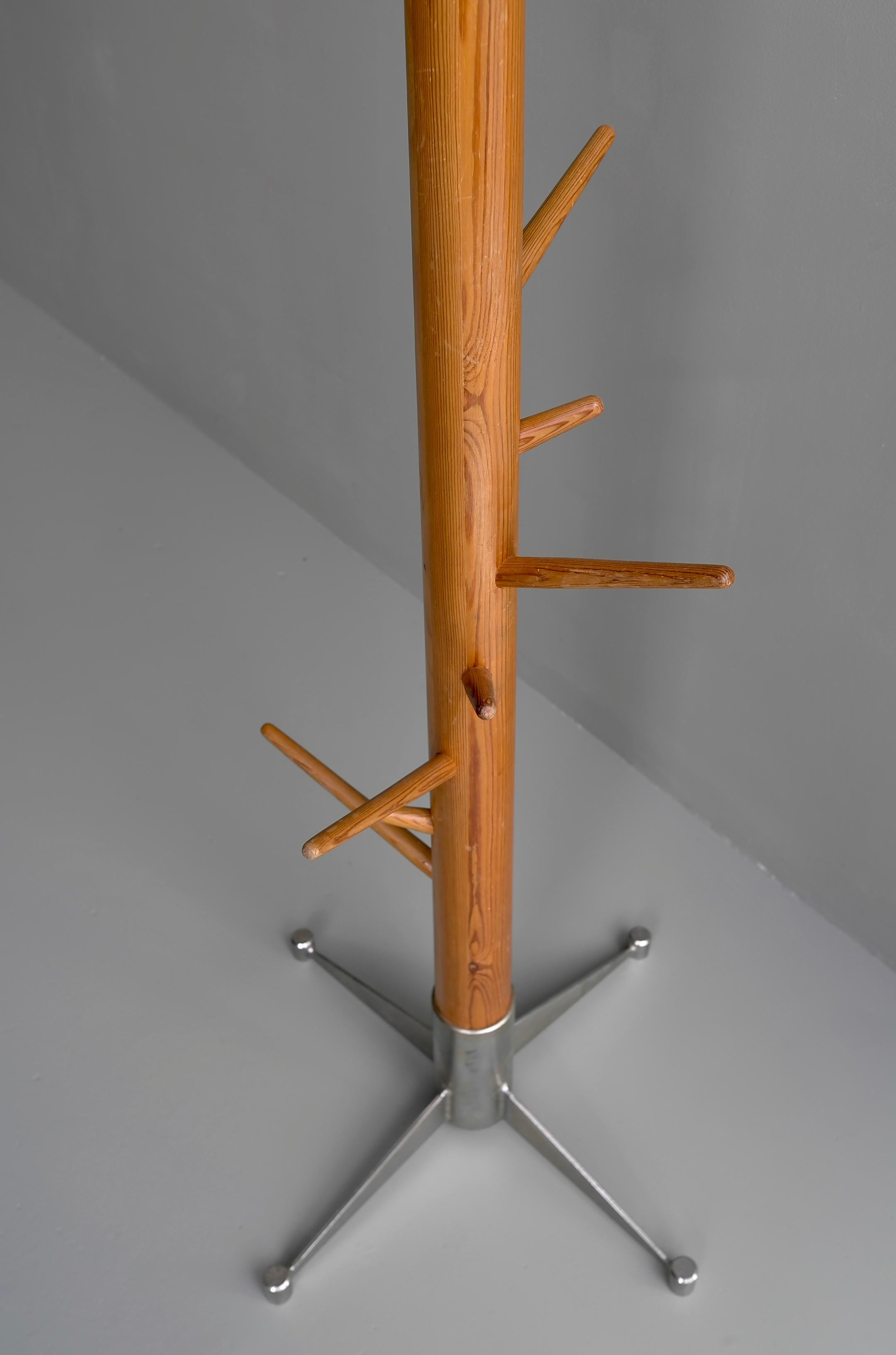 Mid-20th Century Large Organic Midcentury Coat Stand in Solid Pine with Metal Base, Sweden, 1960 For Sale