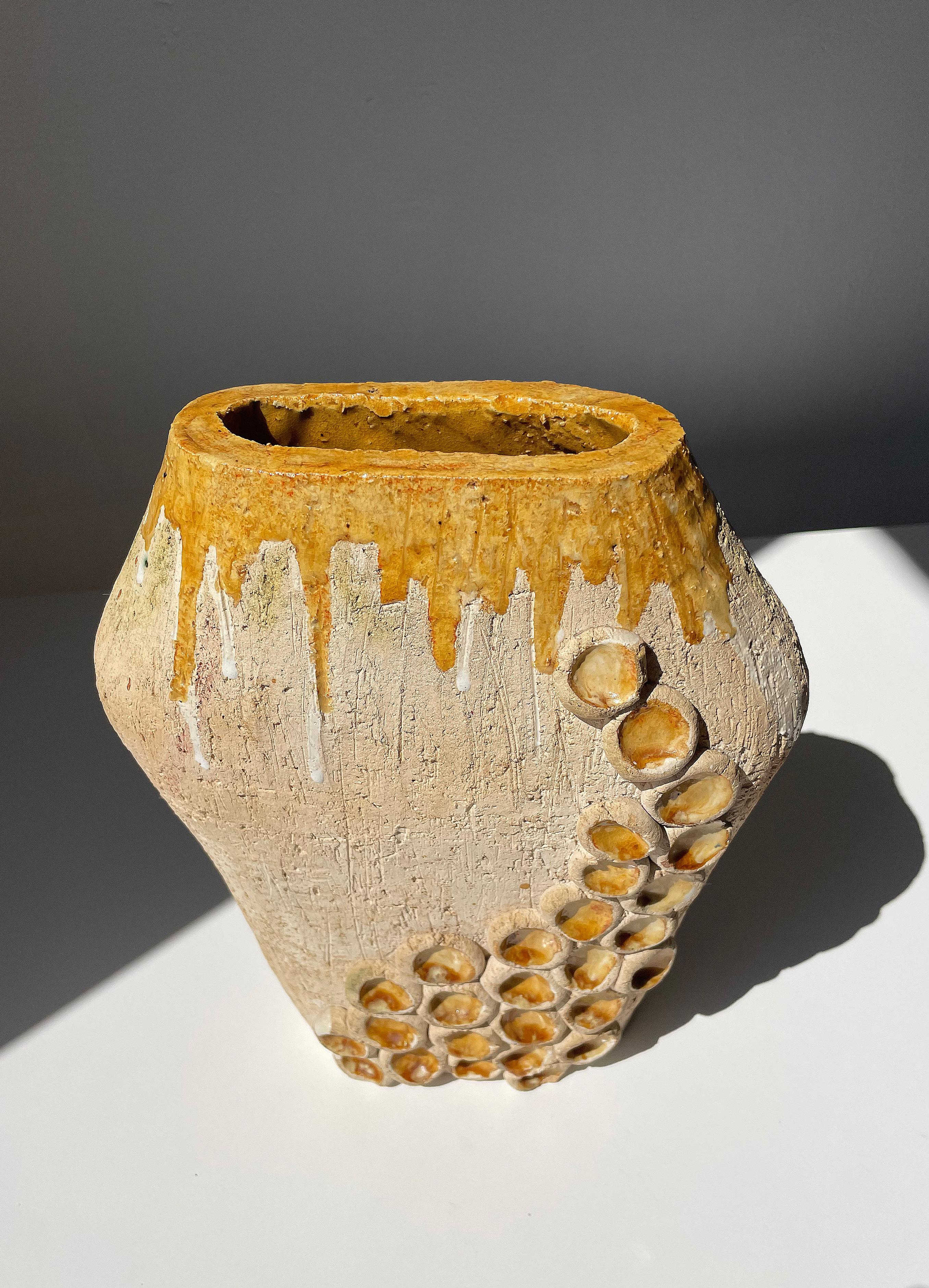 Vernissé Grand vase moderne organique vernissé ocre de sable, Danemark, années 1970 en vente
