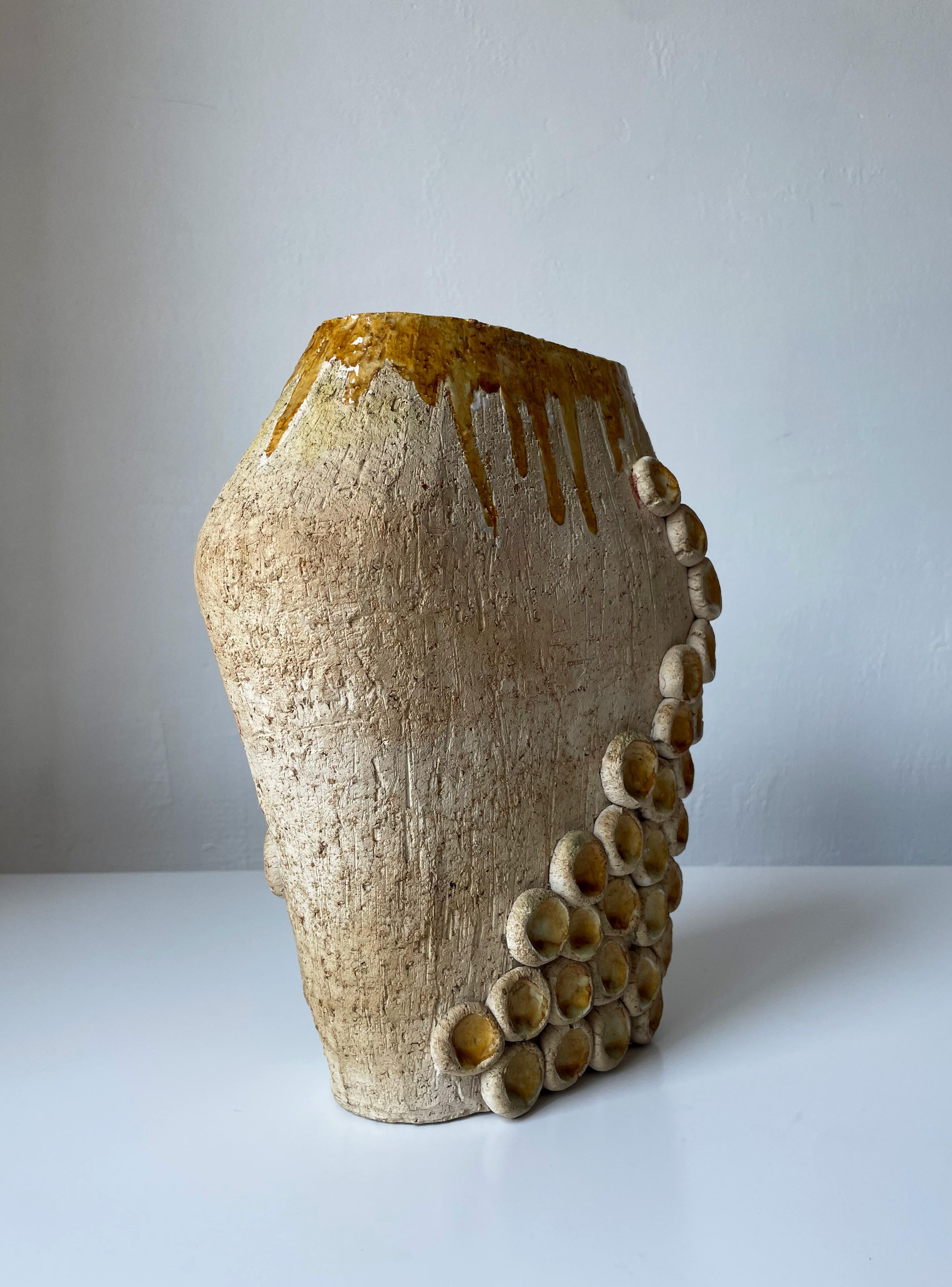 20ième siècle Grand vase moderne organique vernissé ocre de sable, Danemark, années 1970 en vente