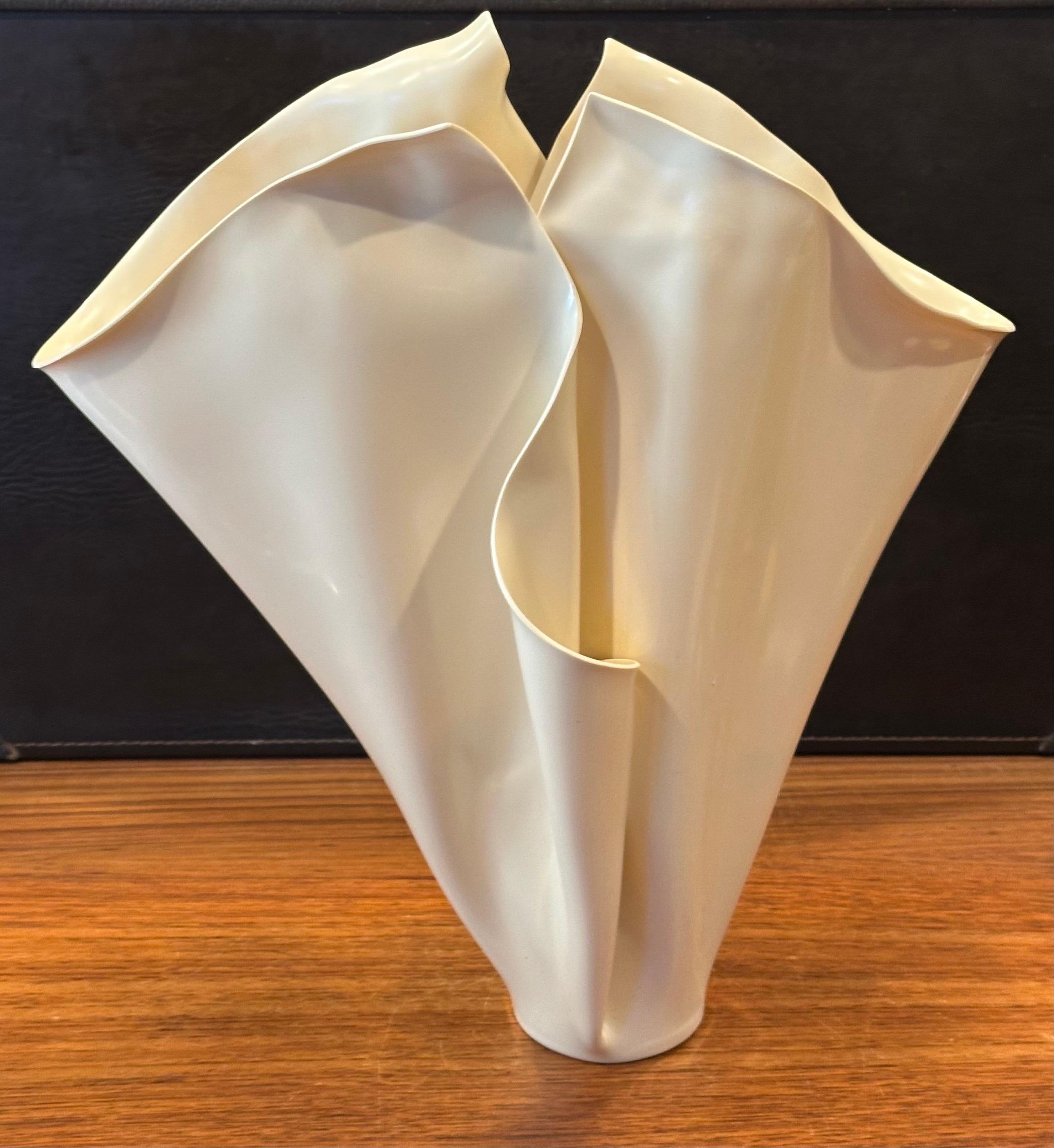 Un grand vase sculptural moderne et organique de C.I.C. Designs de Charlevoix, MI. circa 1989.  Cette magnifique pièce de forme libre dégage un design organique et une beauté visuellement intrigante.  Il est en très bon état et mesure 14.25 