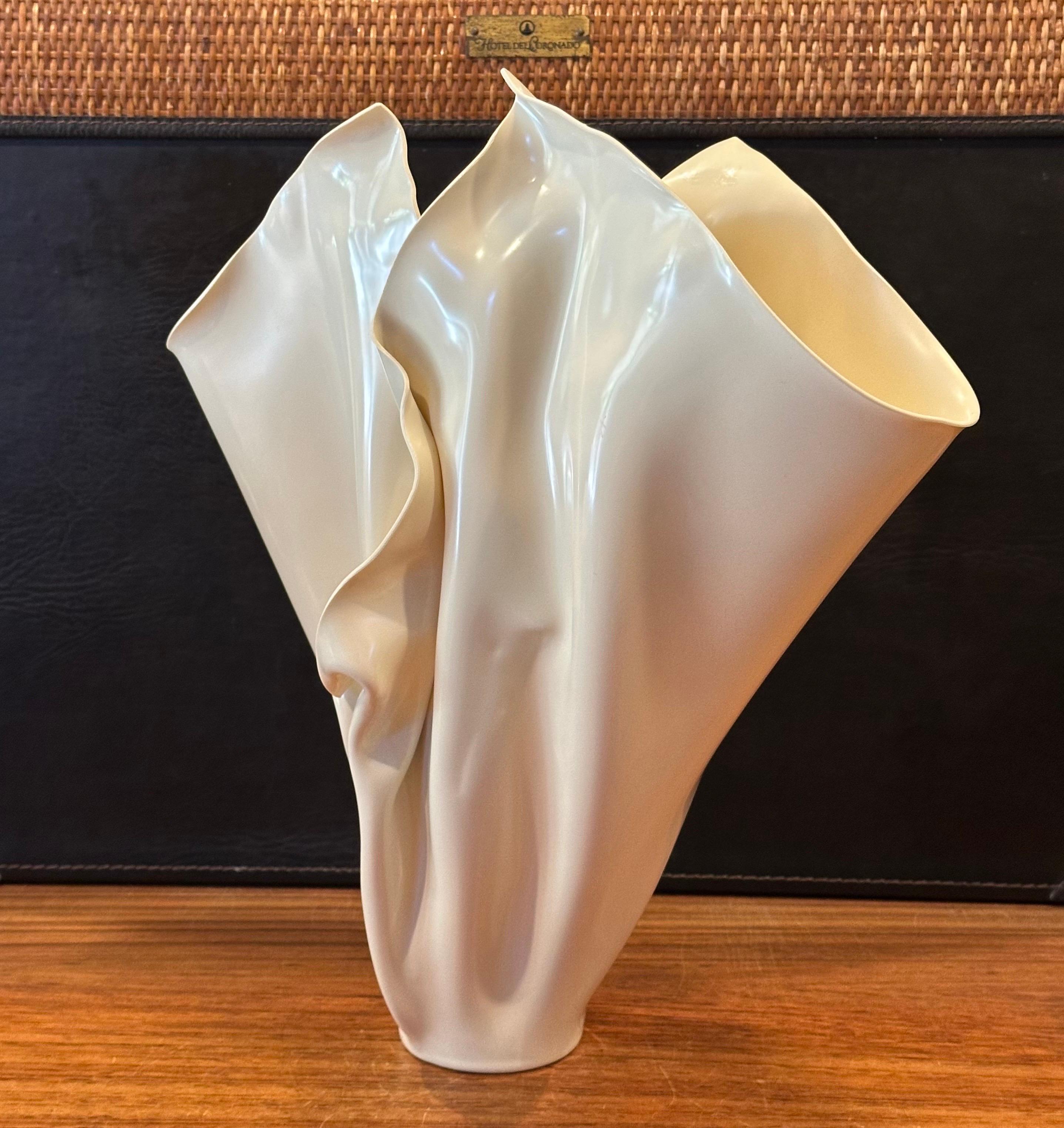 Organique Grand vase sculptural moderne et organique de C.I.C. Design/One en vente