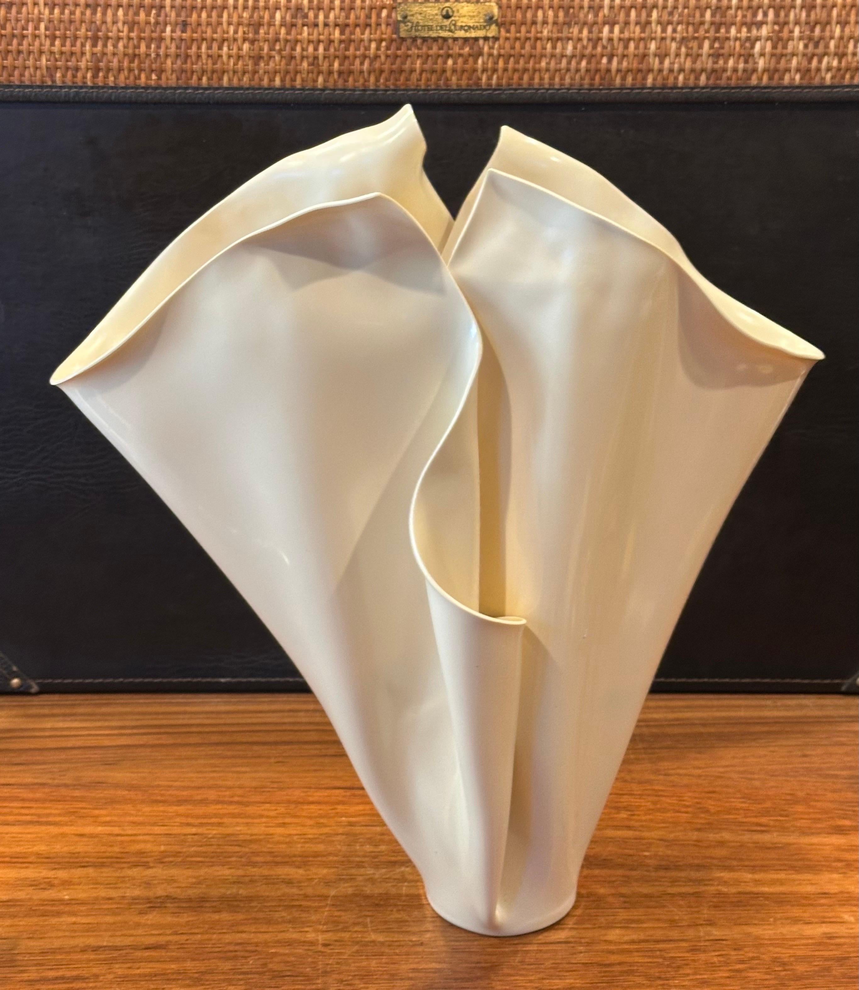 Américain Grand vase sculptural moderne et organique de C.I.C. Design/One en vente