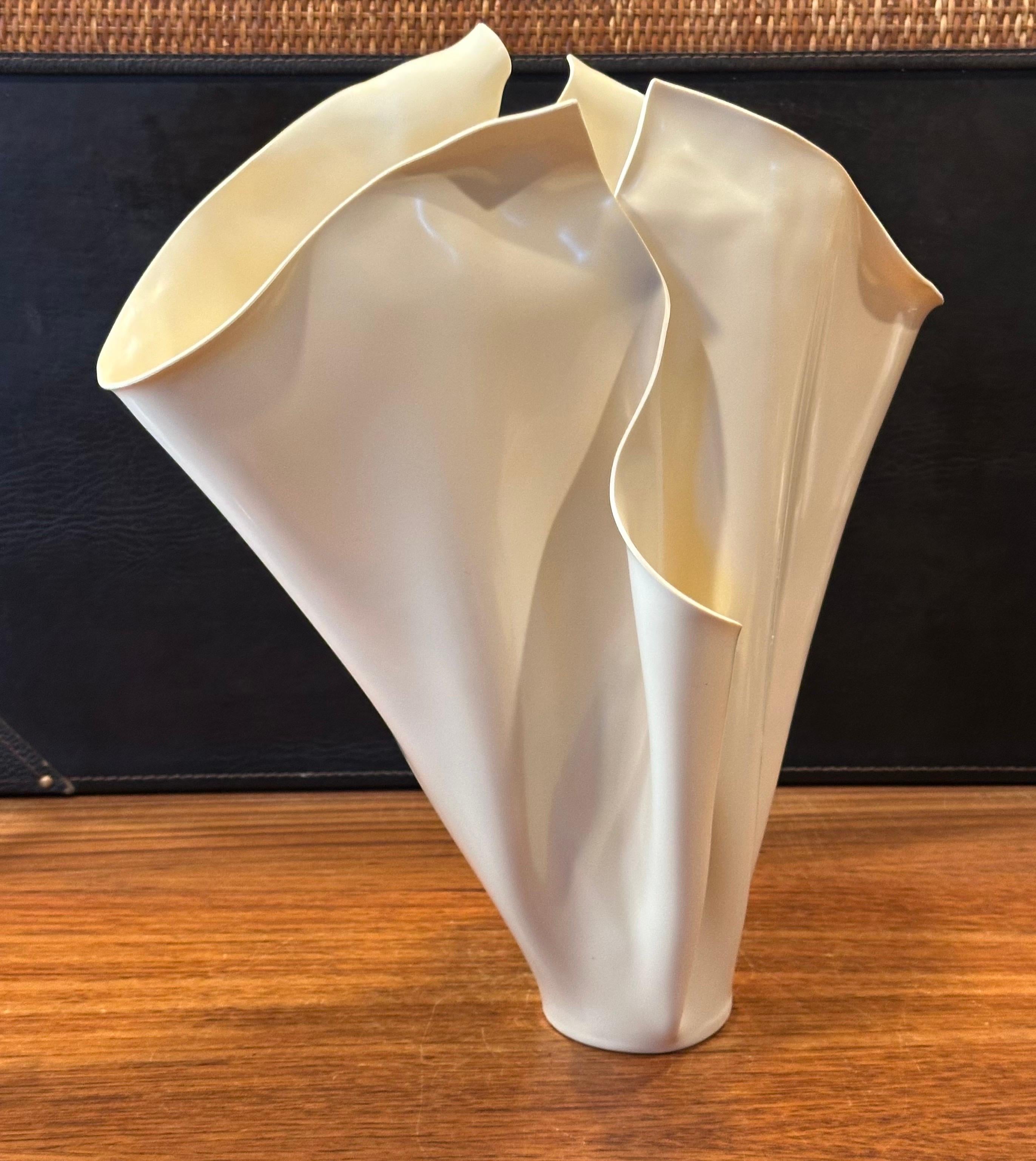 Fait main Grand vase sculptural moderne et organique de C.I.C. Design/One en vente