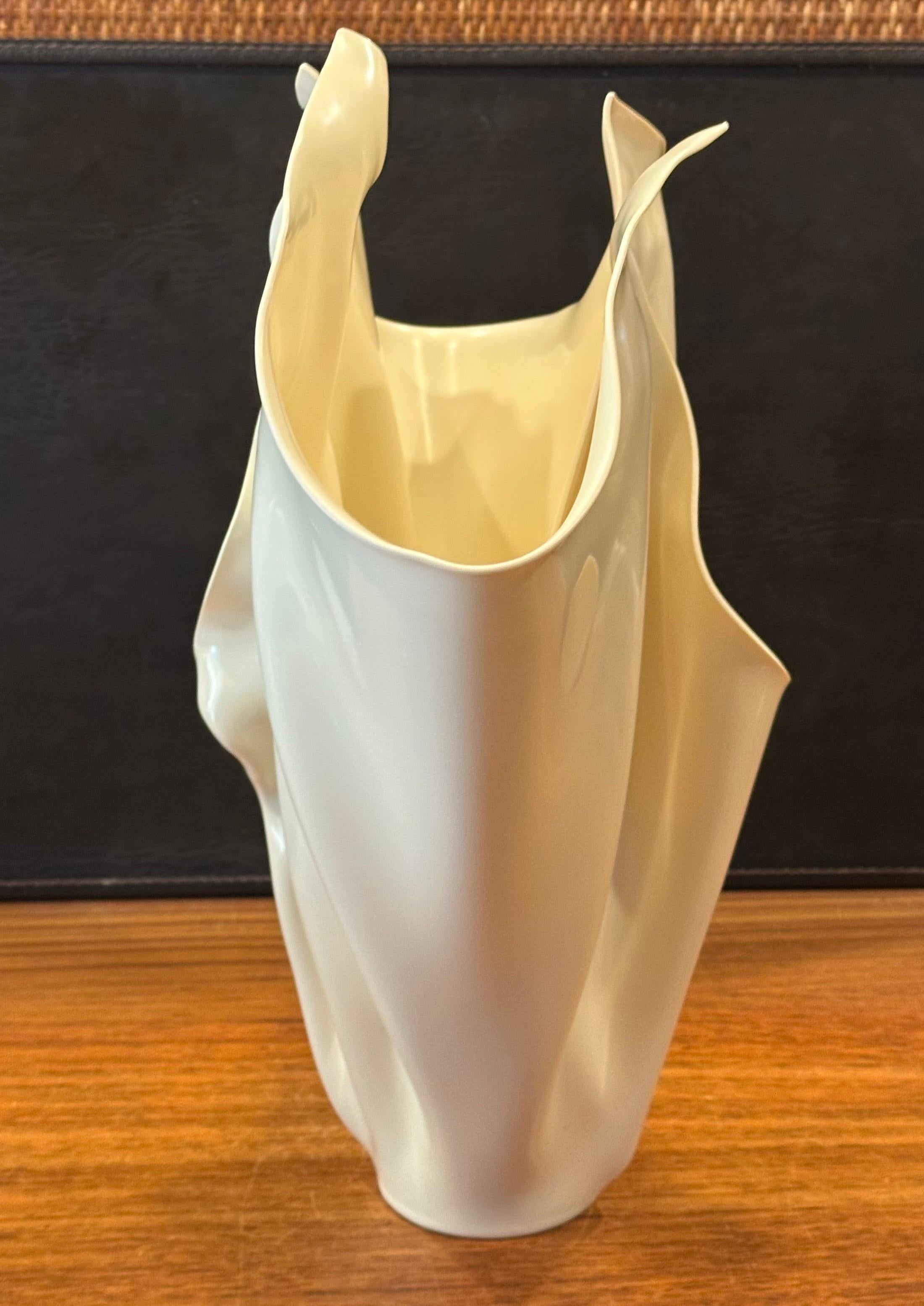 20ième siècle Grand vase sculptural moderne et organique de C.I.C. Design/One en vente