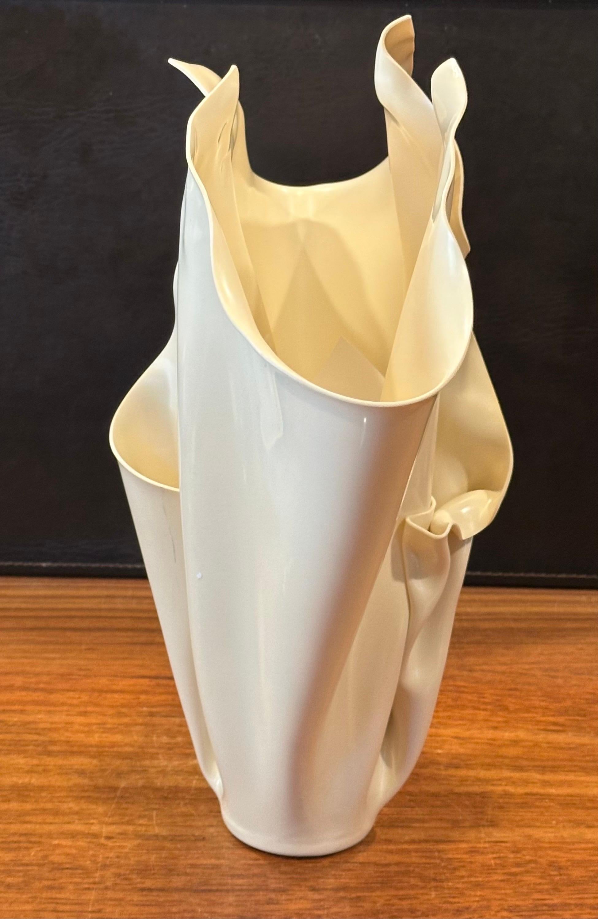 Plastique Grand vase sculptural moderne et organique de C.I.C. Design/One en vente