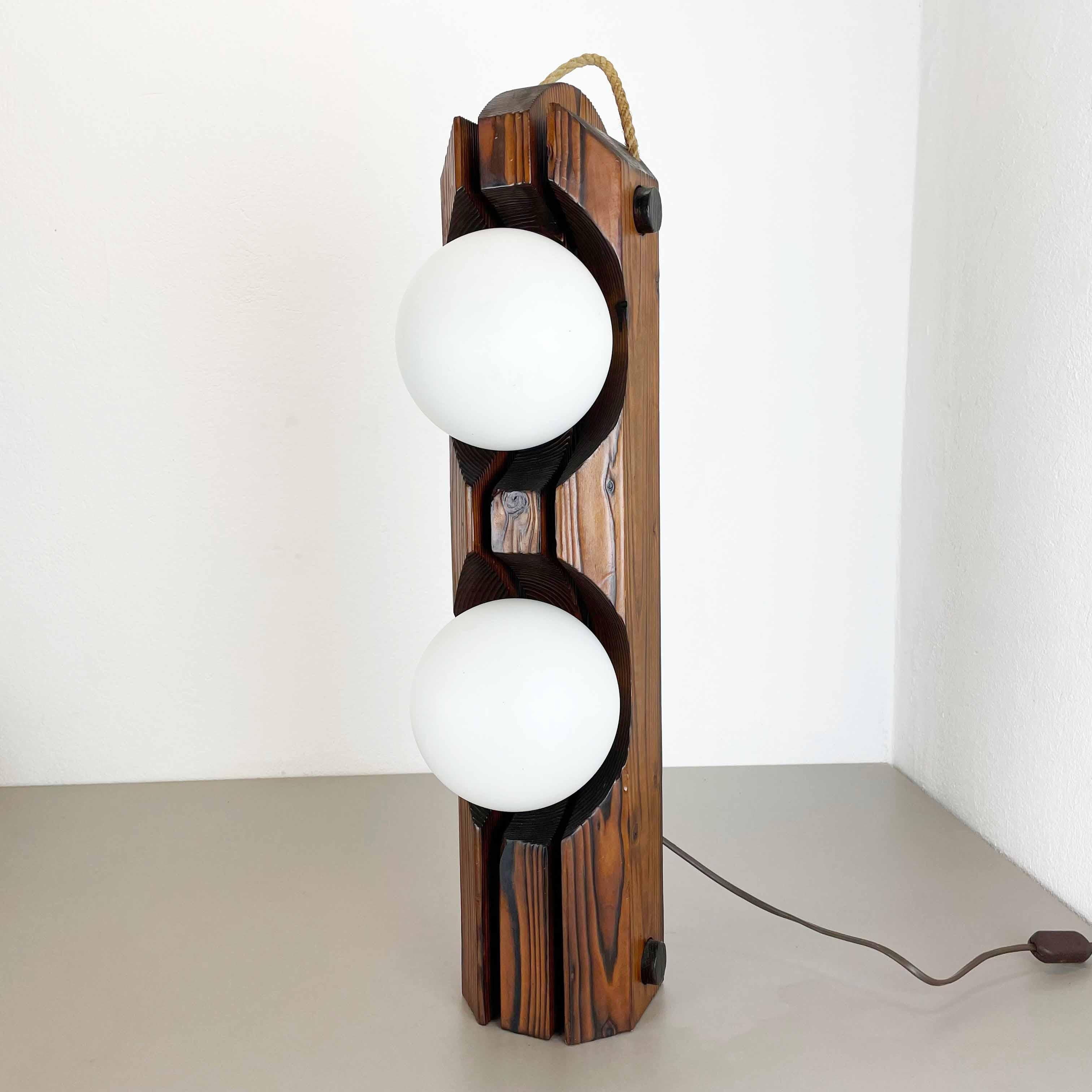 Article:

Wooden organic table light


Producer:

TEMDE Lights, Germany



Origin:

Germany



Age:

1970s




Original vintage 1970s pine wooden floor light made in Germany. High quality German production with a nice