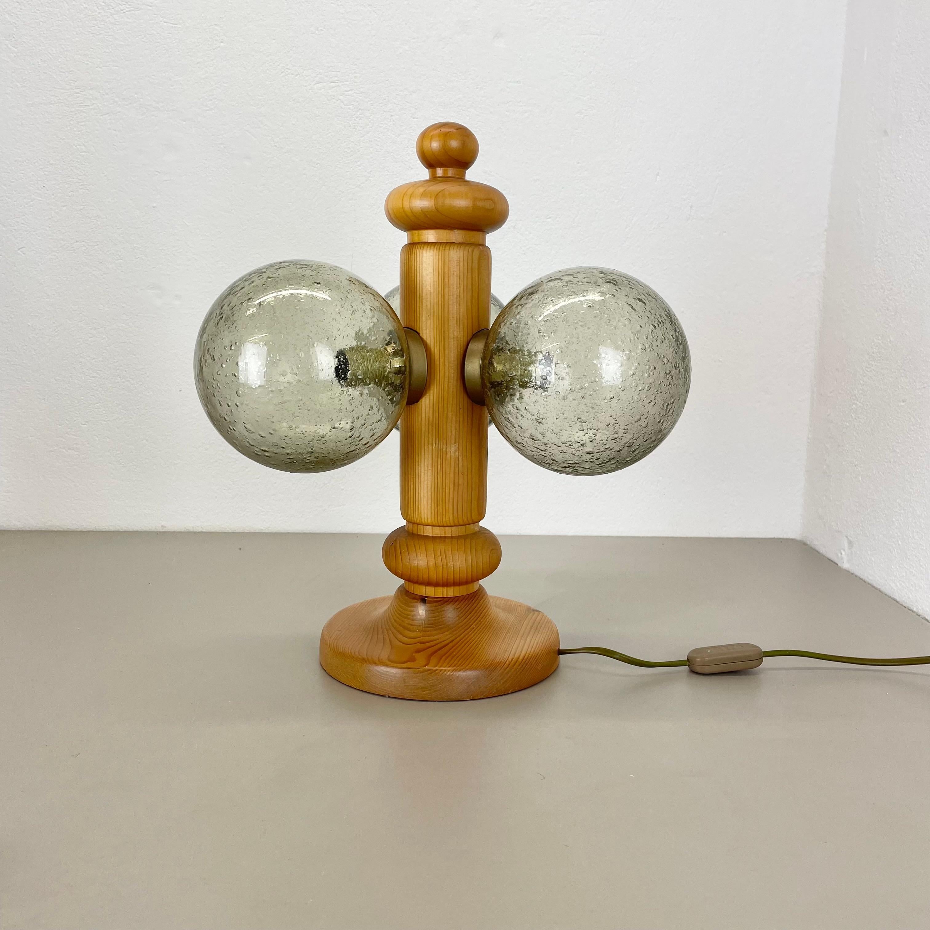 Article :

lampe de table organique en bois


Producteur :

TEMDE Lights, Allemagne



Origine :

Allemagne



Âge :

1970s




Lampe de table originale en bois de pin vintage des années 1970, fabriquée en Allemagne. Production allemande de haute