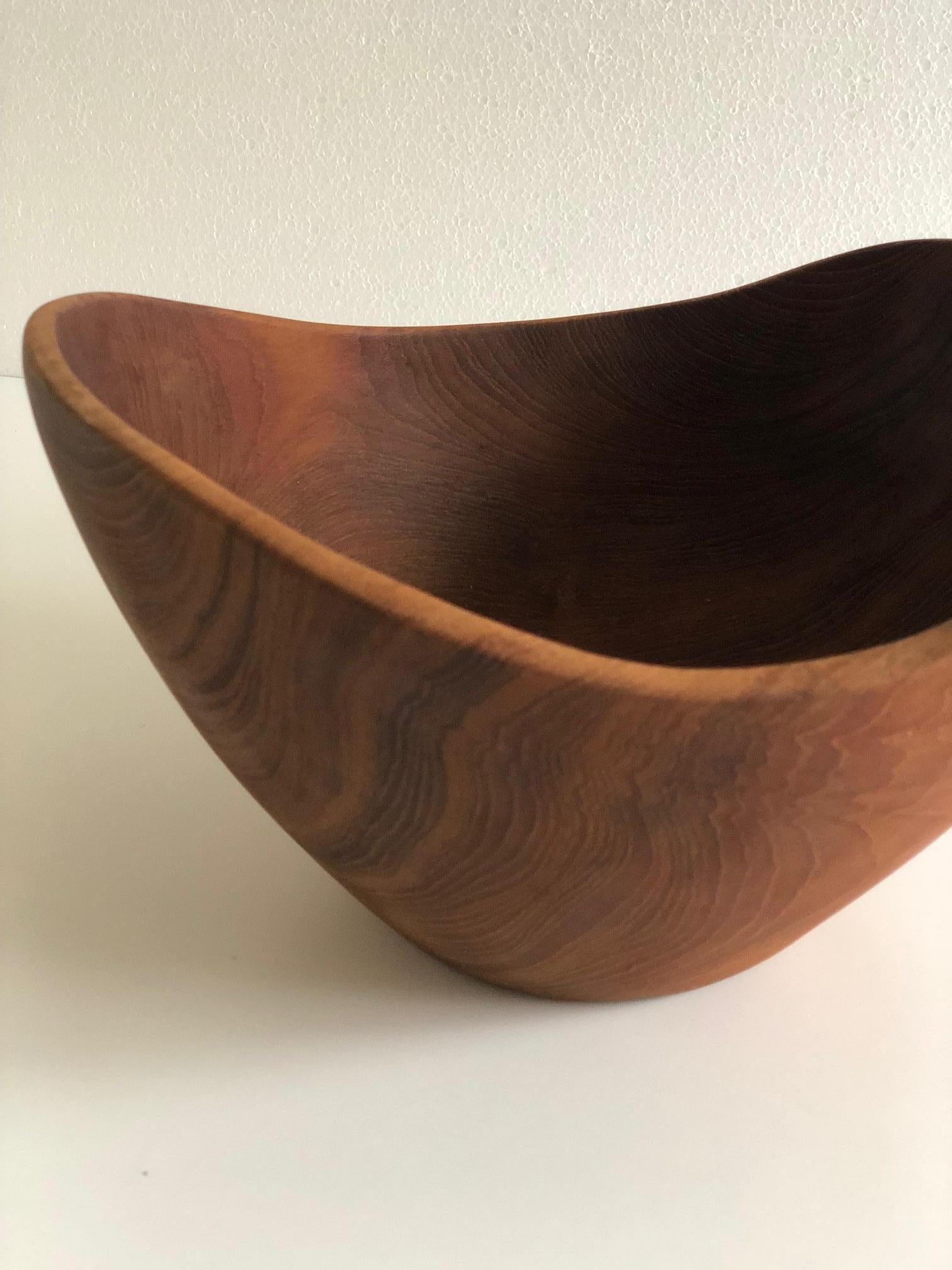 Large Organic Shaped Teak Bowl from Denmark, 1960s In Good Condition For Sale In Berne, CH