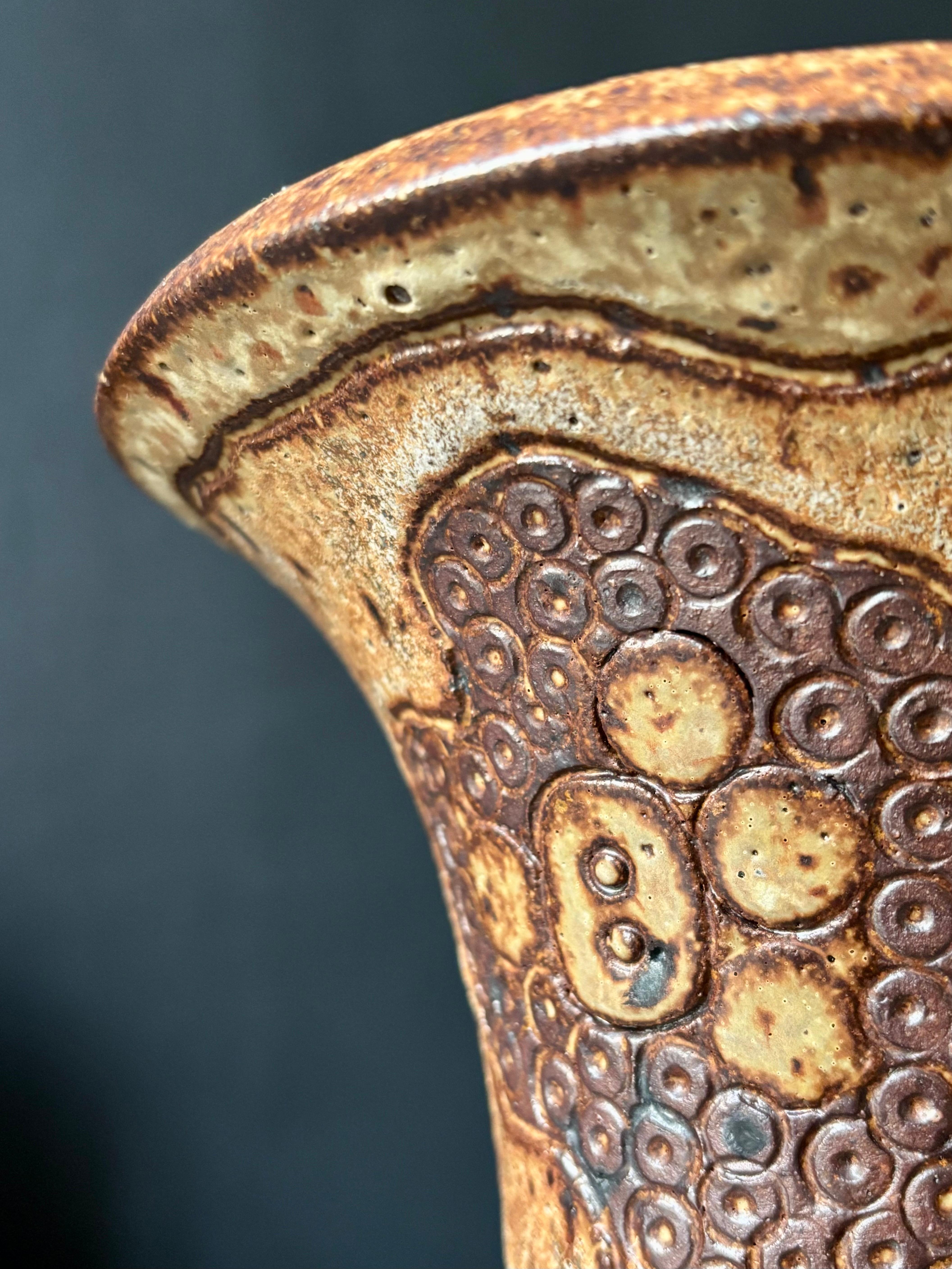 Außergewöhnliche Studio-Vase aus Keramik aus der Mitte des Jahrhunderts, handgefertigt von der Künstlerin Mette Løkke Stiil in Nordjütland in den 1970er Jahren. Die erdfarbene, braune Glasur bedeckt die ausdrucksstarken, wirbelnden, organischen