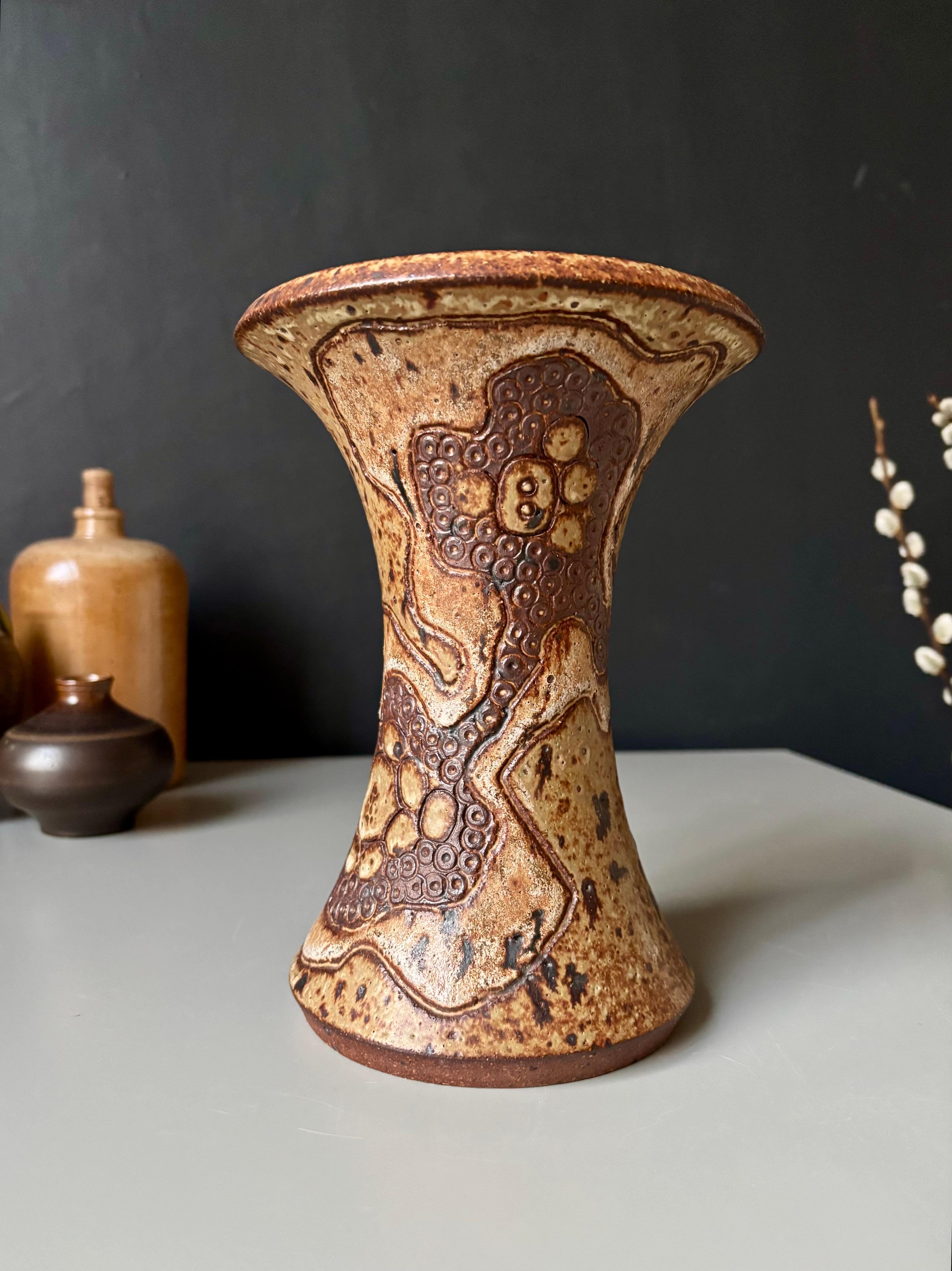 Große organische Steingut-Kunstvase von Stiil Dänemark, 1970er Jahre (Skandinavische Moderne) im Angebot