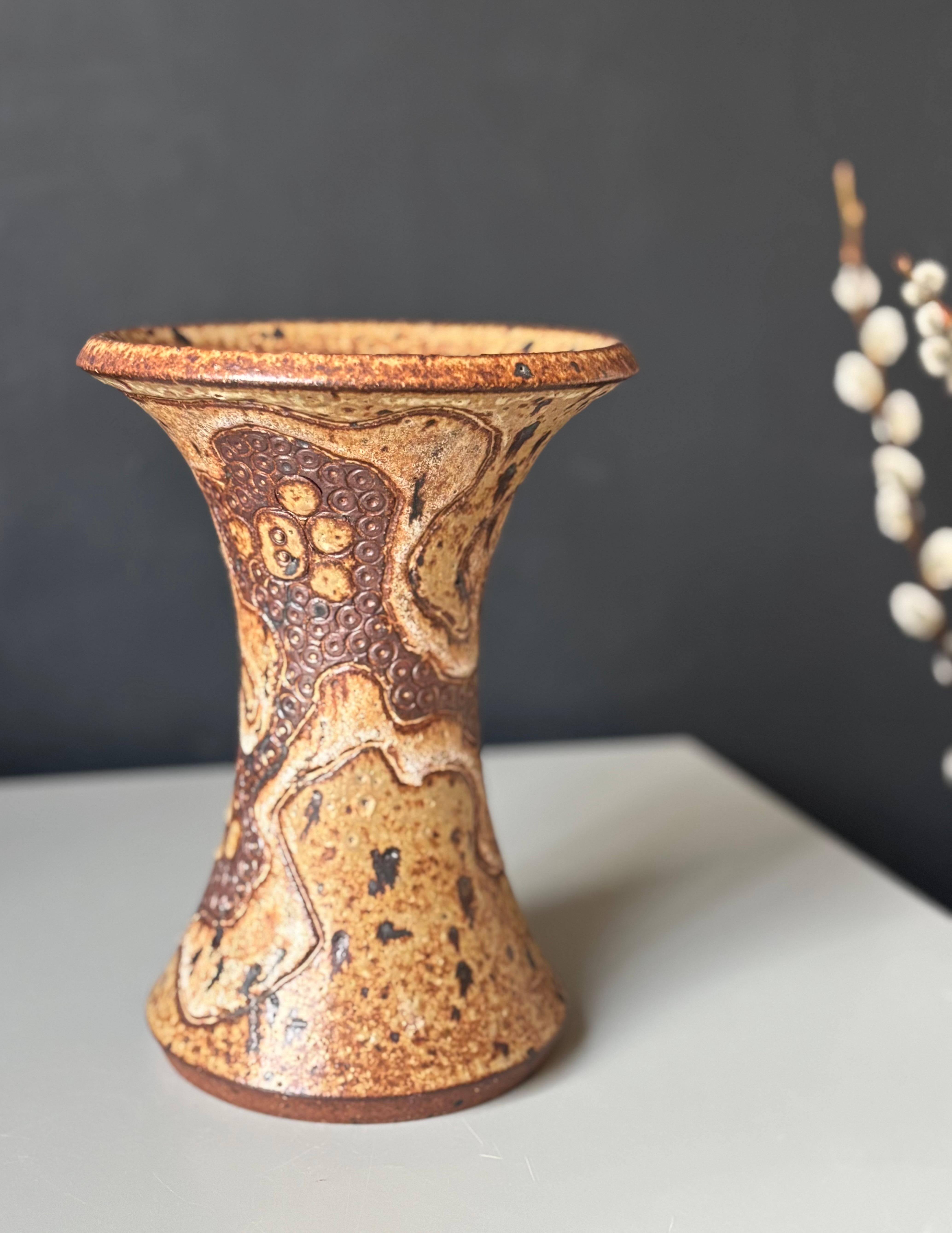 Große organische Steingut-Kunstvase von Stiil Dänemark, 1970er Jahre (Glasiert) im Angebot