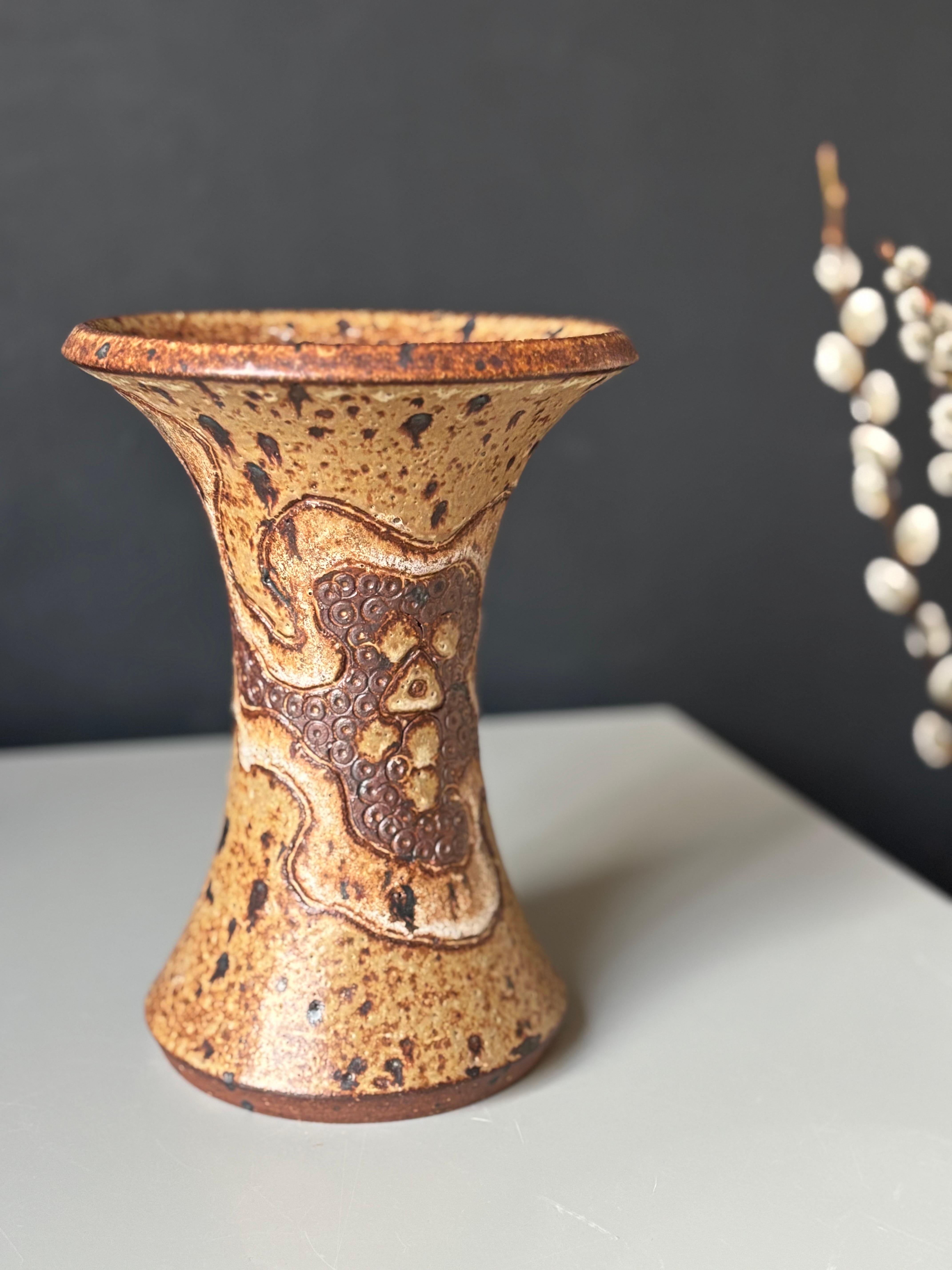 Große organische Steingut-Kunstvase von Stiil Dänemark, 1970er Jahre im Zustand „Gut“ im Angebot in Copenhagen, DK