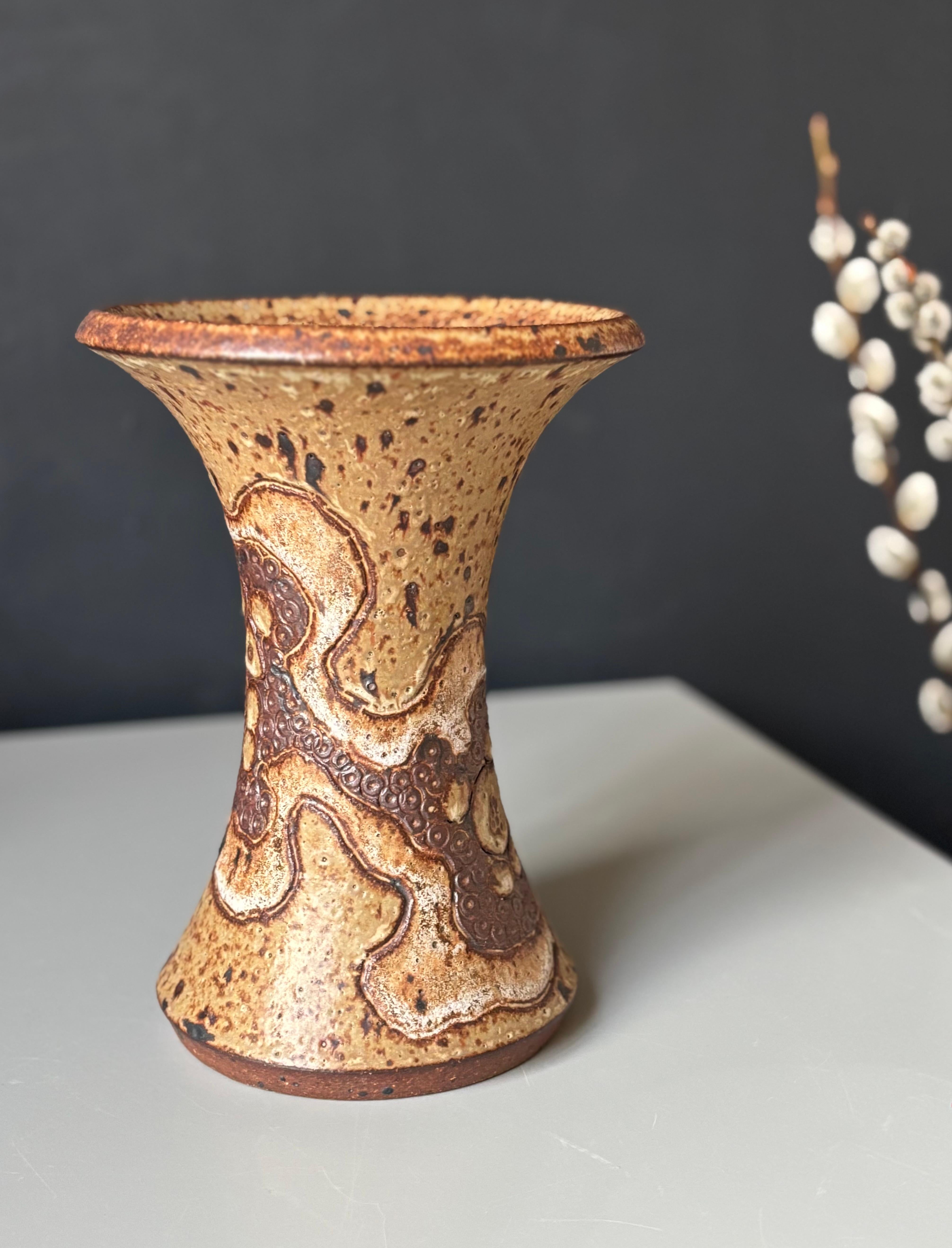 Große organische Steingut-Kunstvase von Stiil Dänemark, 1970er Jahre (20. Jahrhundert) im Angebot