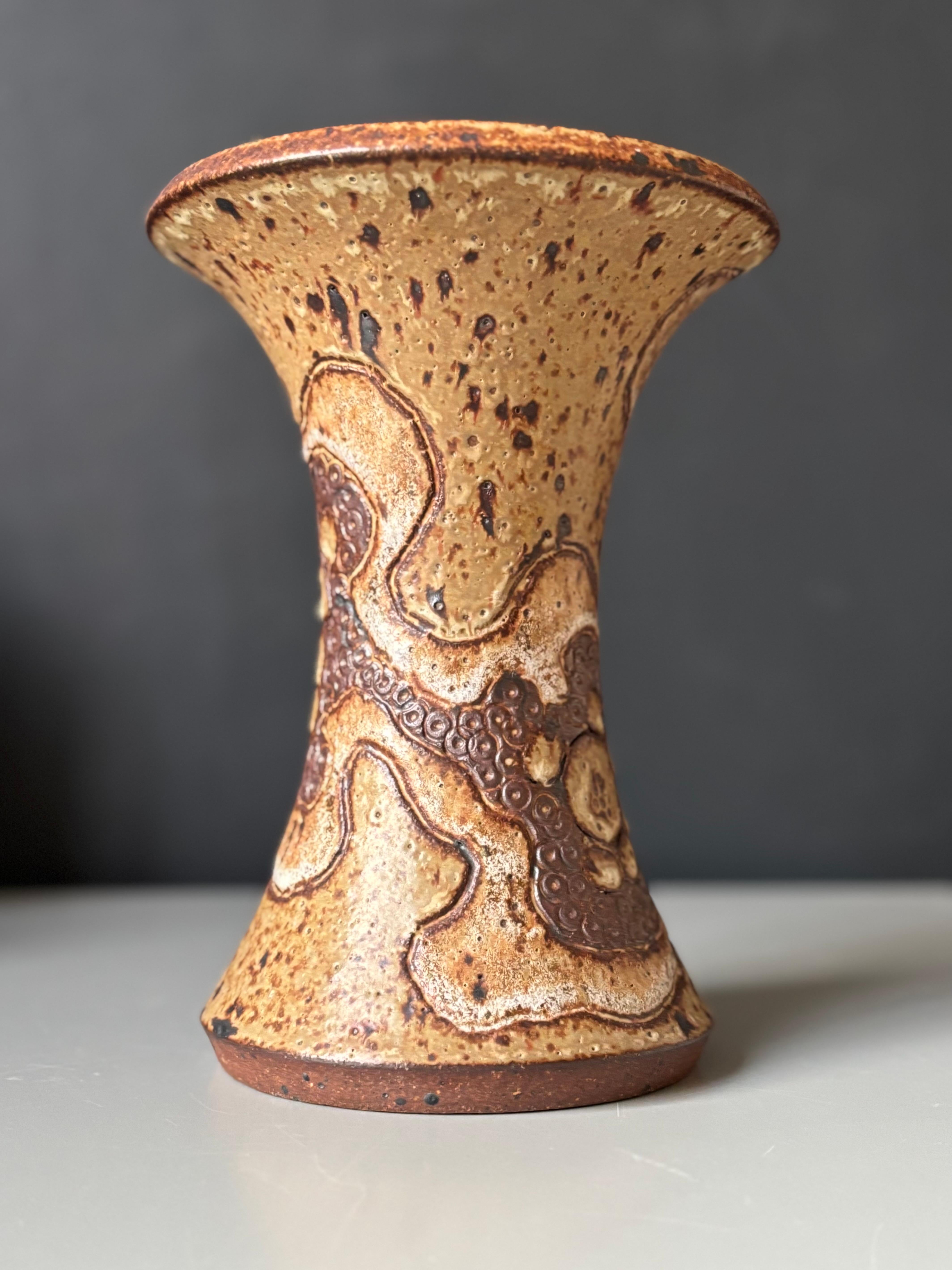 Große organische Steingut-Kunstvase von Stiil Dänemark, 1970er Jahre (Keramik) im Angebot