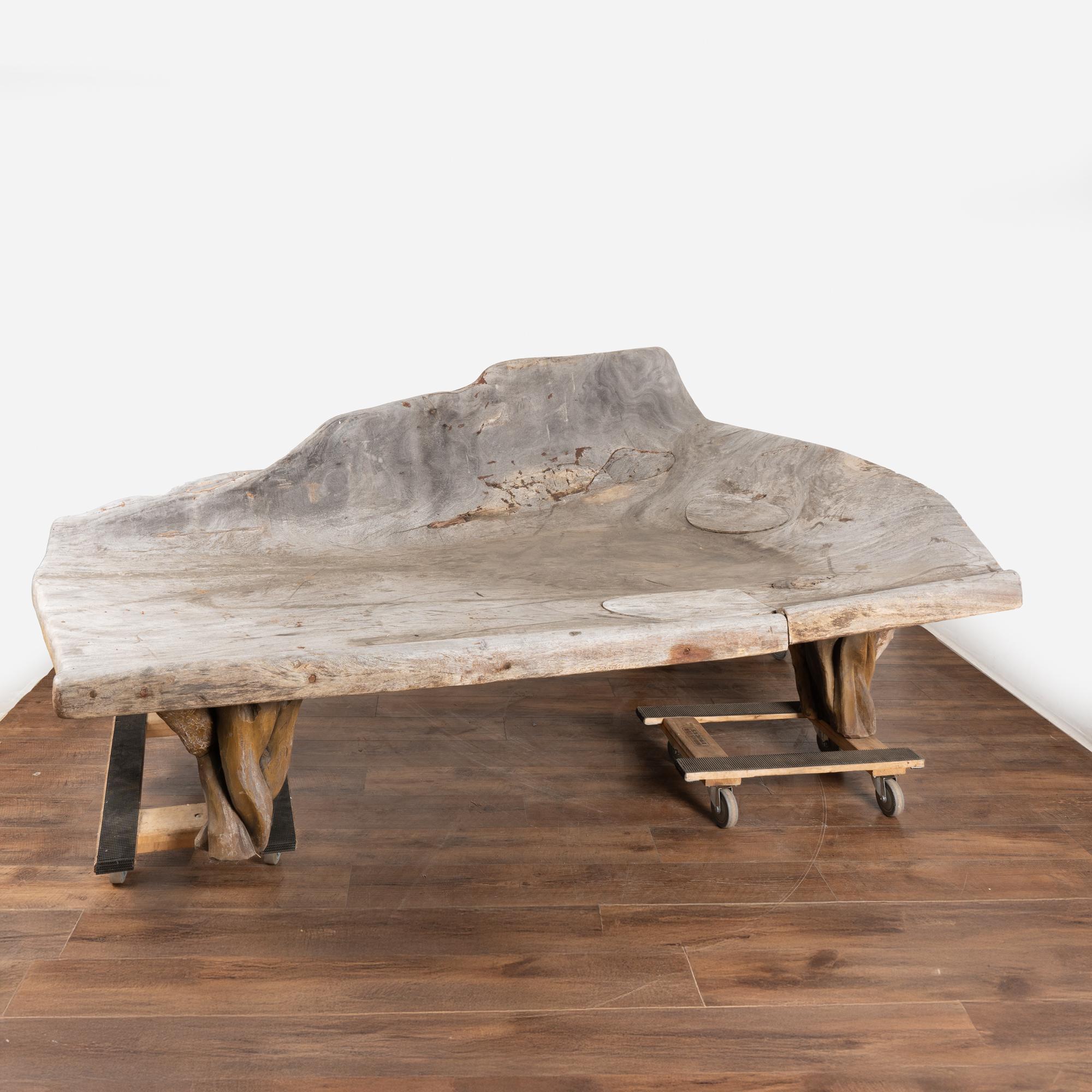 Questa esclusiva panca in teak è così grande che, con l'aggiunta di un cuscino, può fungere da letto per leggere, sonnecchiare e godersi lo spazio all'aperto.
La seduta e il leggero schienale di questa panca in teak sono un unico pezzo di legno