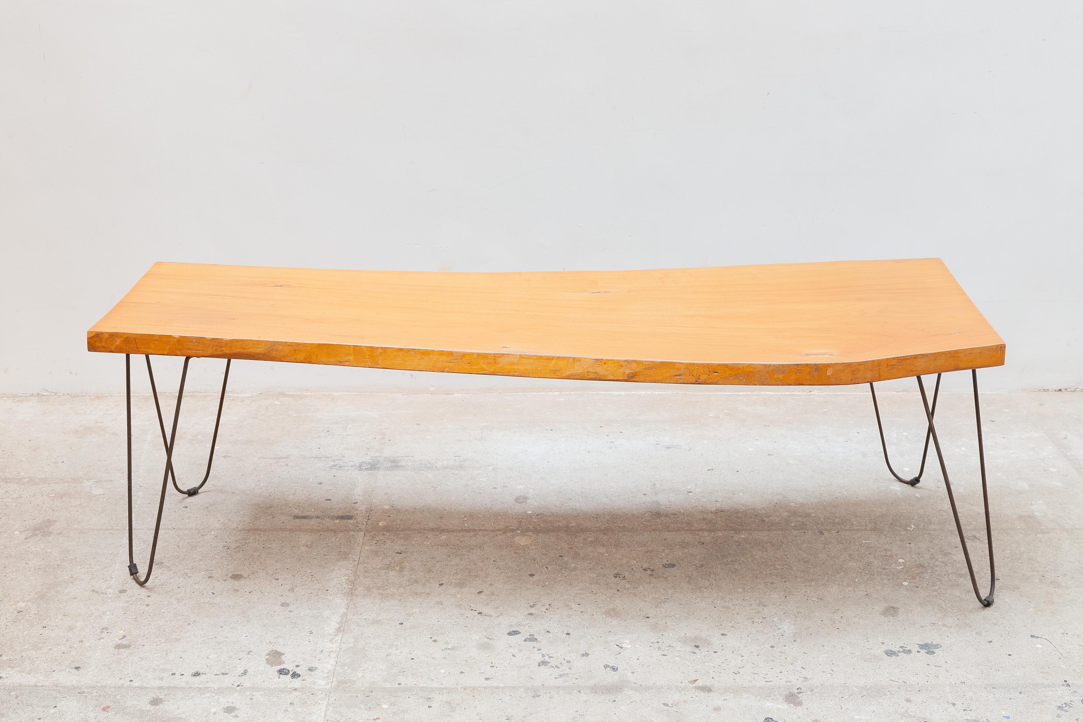 Un grand tronc de noyer naturel avec une épaisse feuille expressive et un bord coupé en croix. La base de la table est constituée de trois pièces de fer forgé à la main en épingle à cheveux, en parfaite harmonie avec le tronc d'arbre massif à arêtes