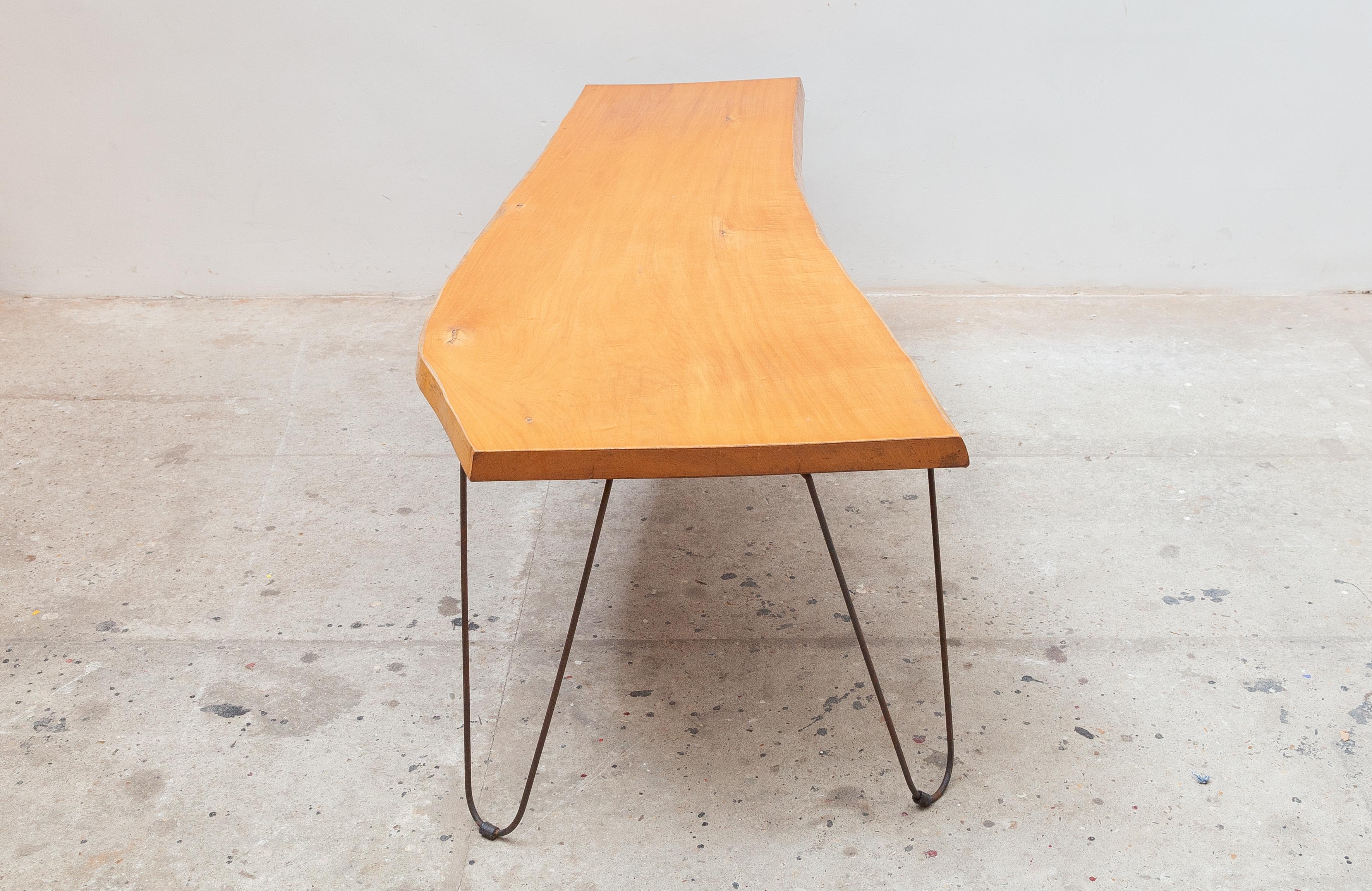 Allemand Grande table basse en forme de tronc d'arbre en noyer biologique, années 1960 en vente