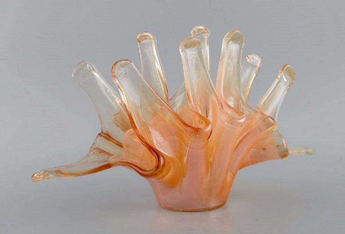 Large organically shaped Murano bowl in mouth-blown art glass. 1960s / 70s.
Measures: 32 x 17.5 x 13 cm.
In excellent condition.
Label.