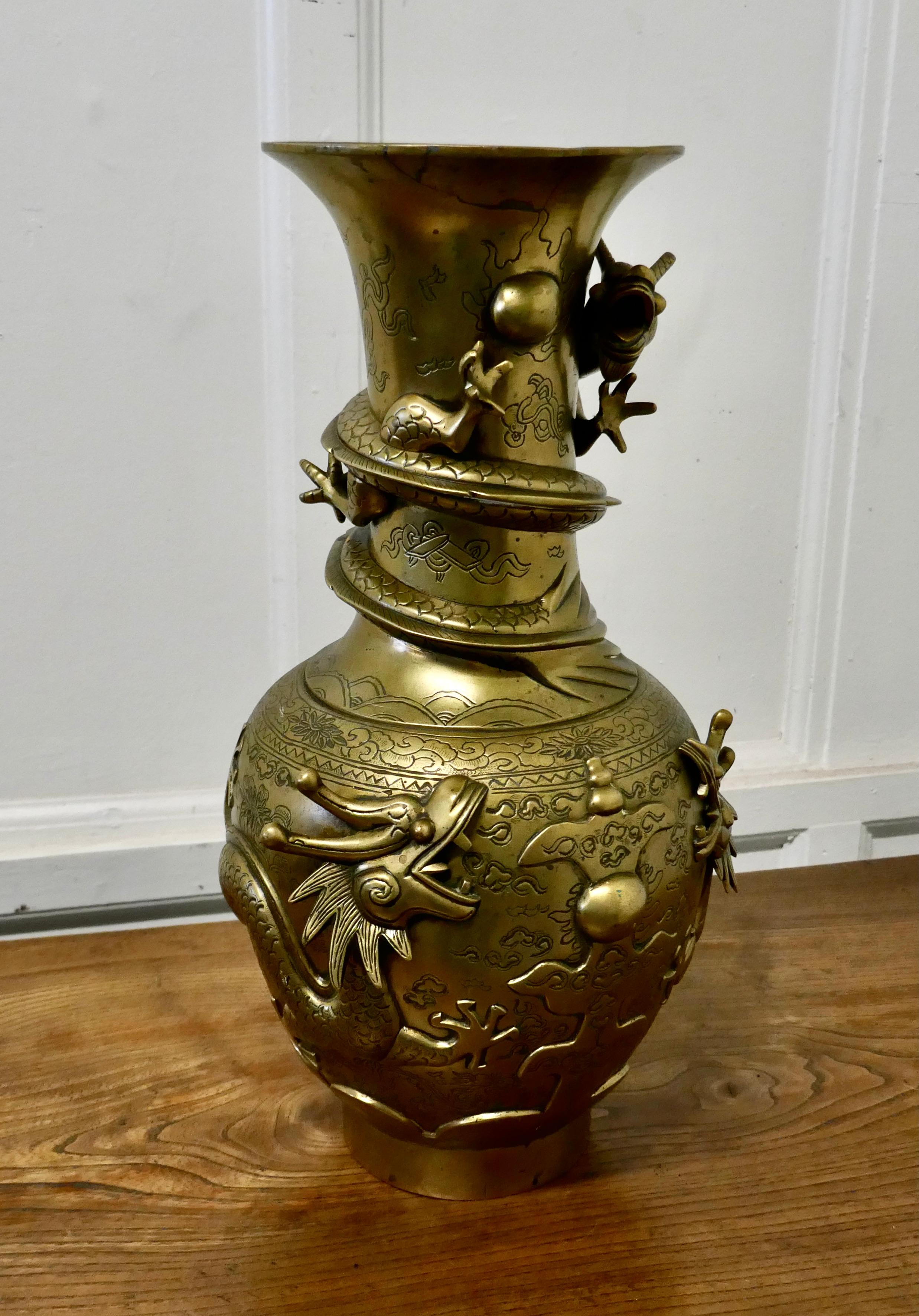 Chinoiseries Grand vase oriental en laiton décoré du 19ème siècle en vente