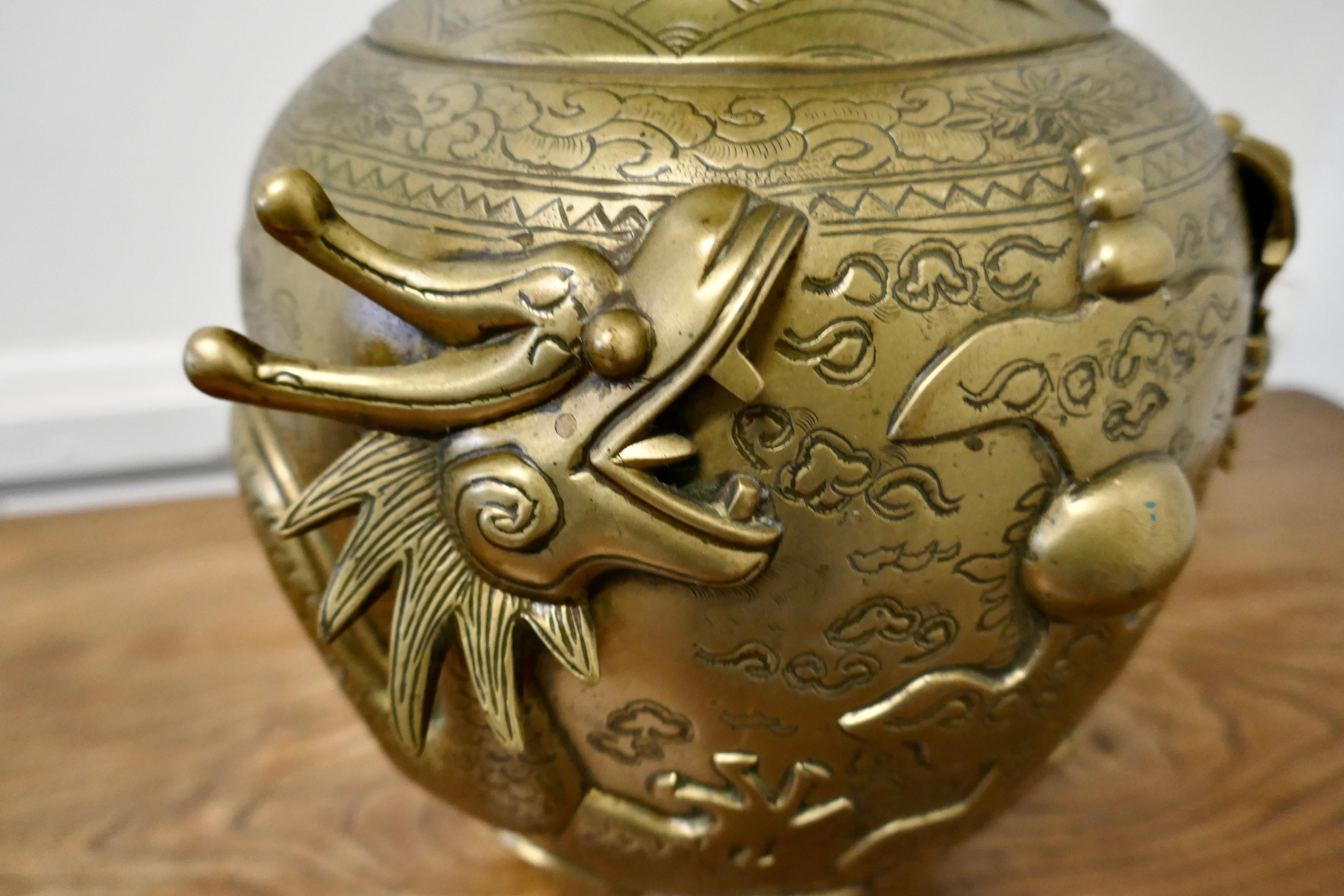 Chinois Grand vase oriental en laiton décoré du 19ème siècle en vente