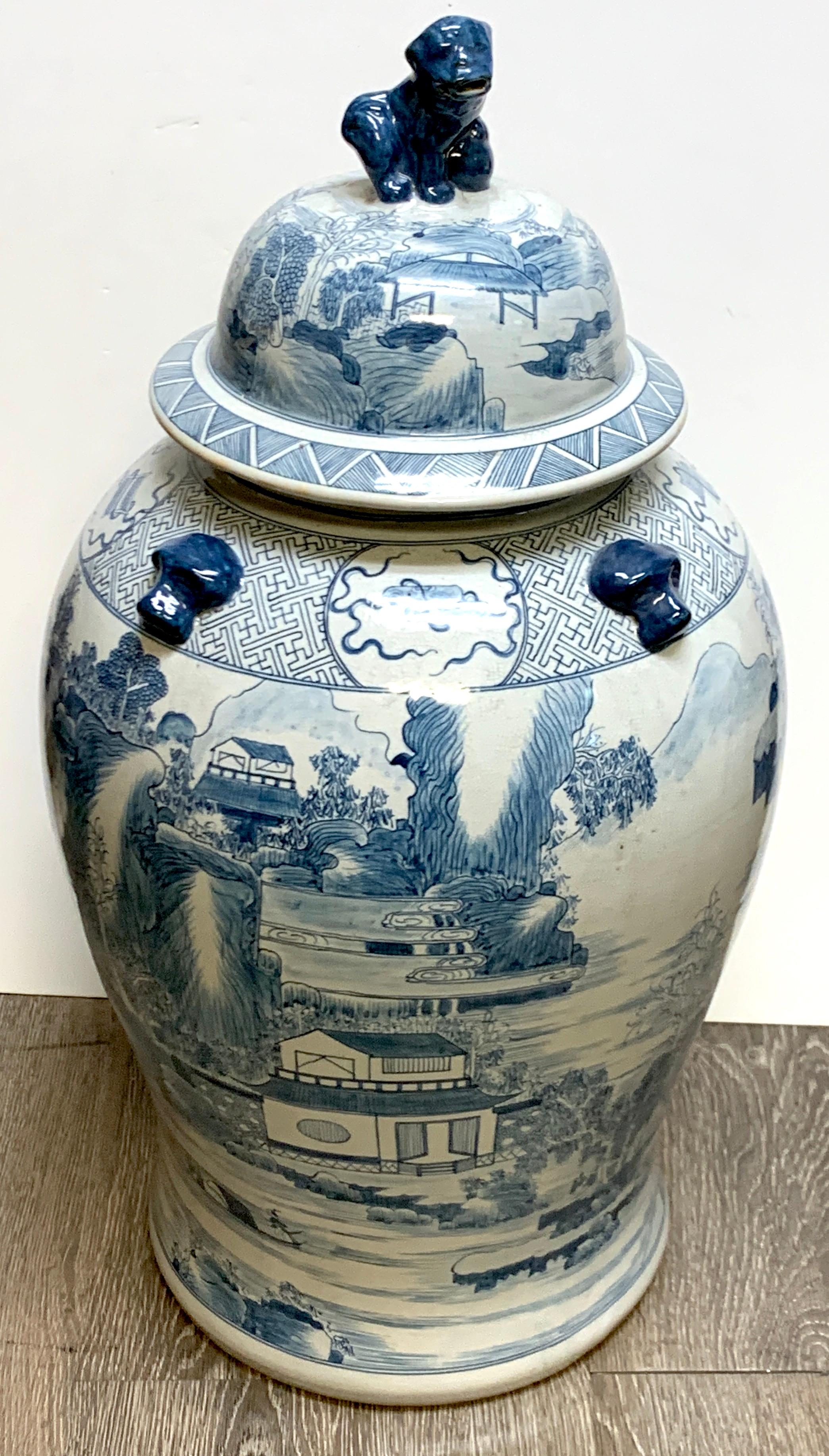 Großer orientalischer blau-weißer Tempelkrug, mit Hundekopf, schön verziert mit Landschaftsmotiven. Handbemalt in Thailand