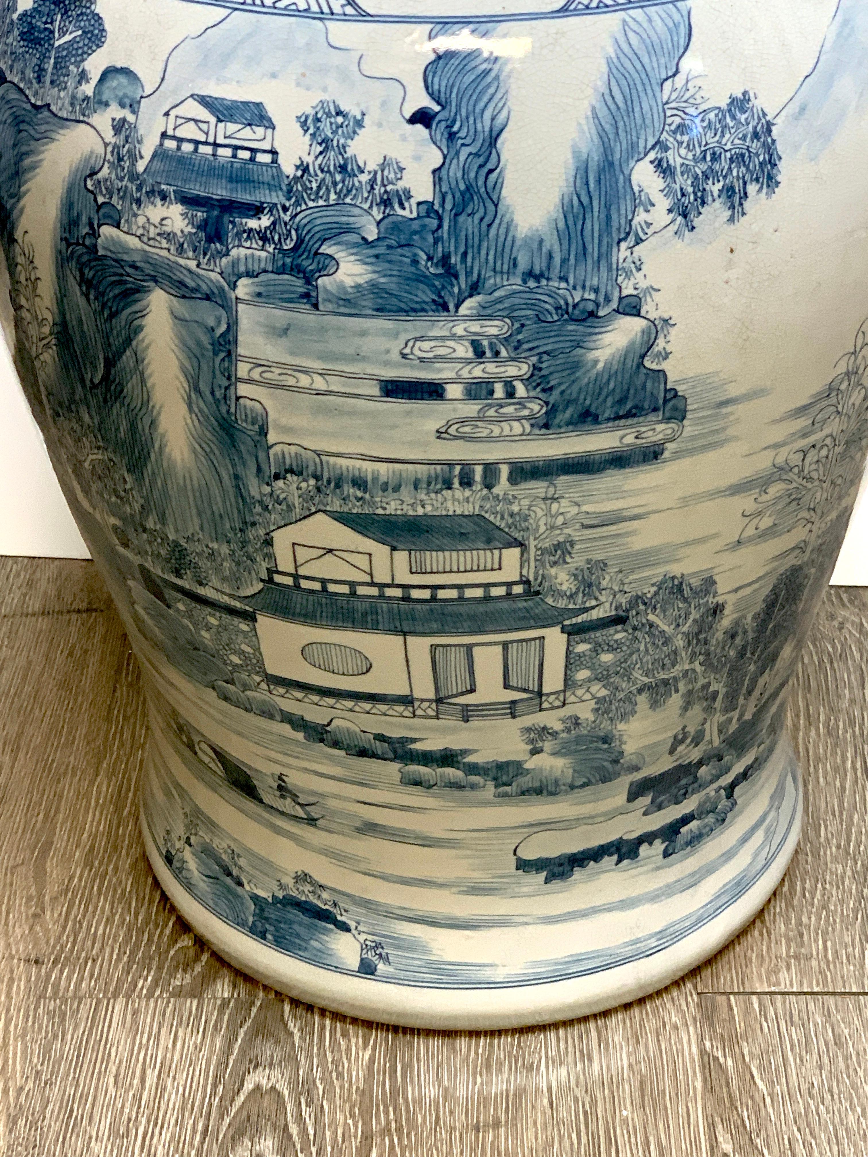 Großes orientalisches blau-weißes Tempelgefäß (Chinesischer Export)