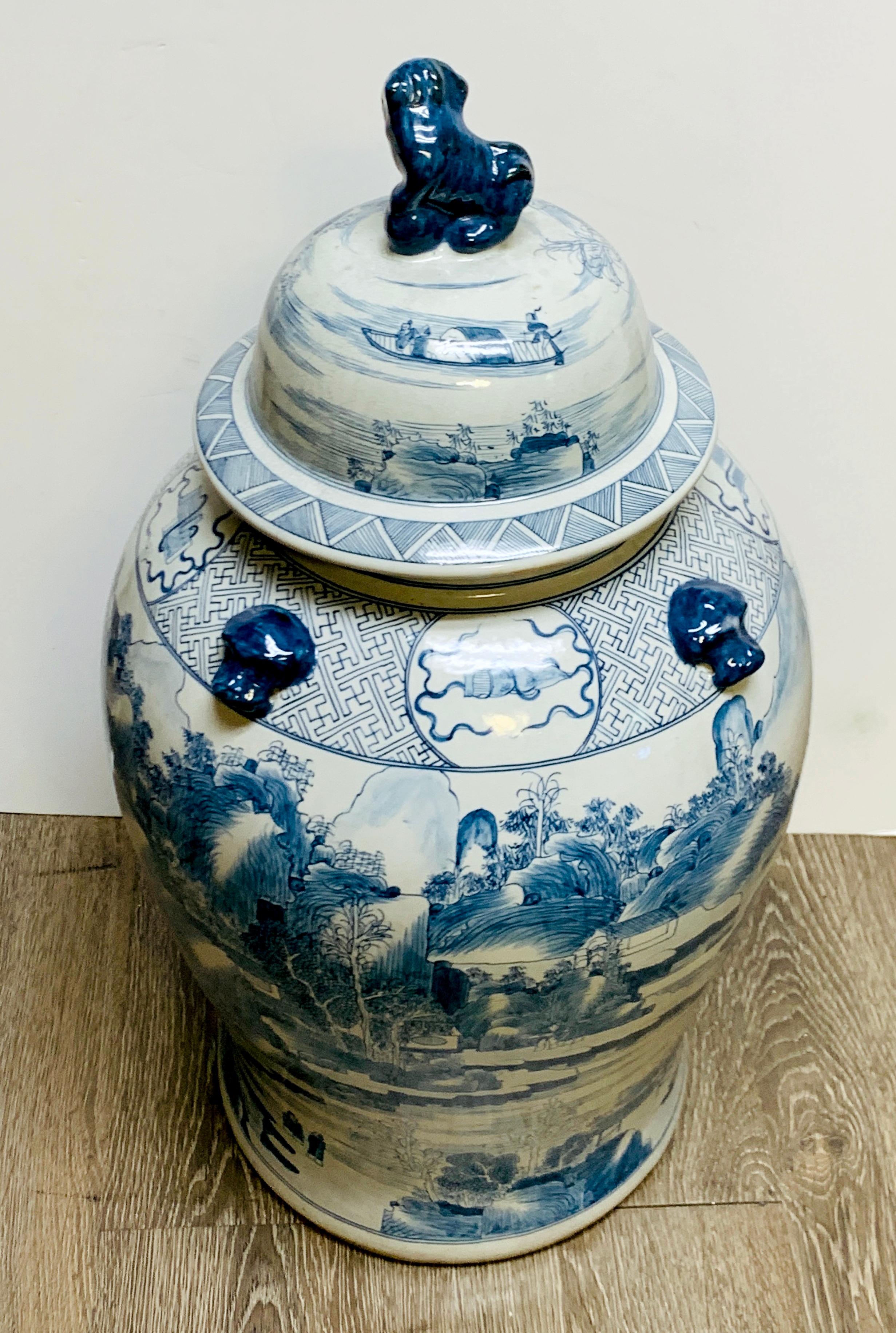 Großes orientalisches blau-weißes Tempelgefäß im Zustand „Gut“ in West Palm Beach, FL