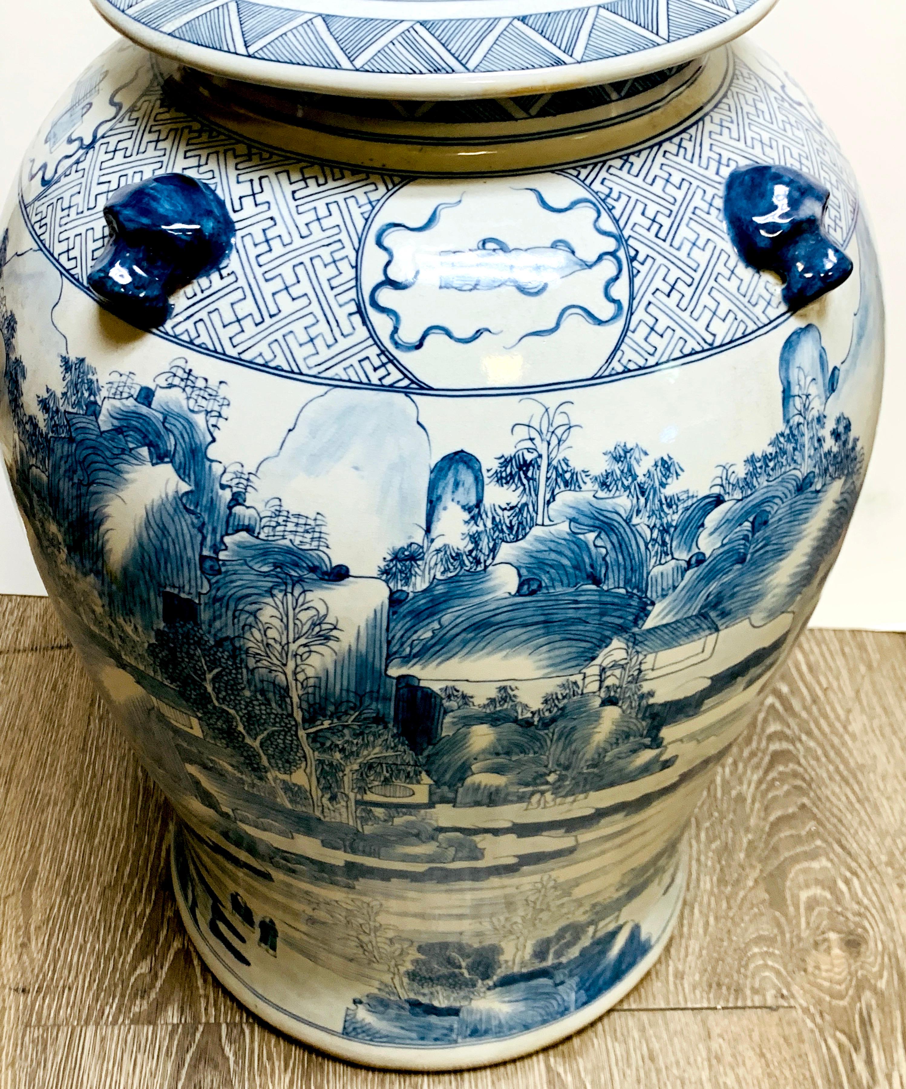 Großes orientalisches blau-weißes Tempelgefäß (20. Jahrhundert)
