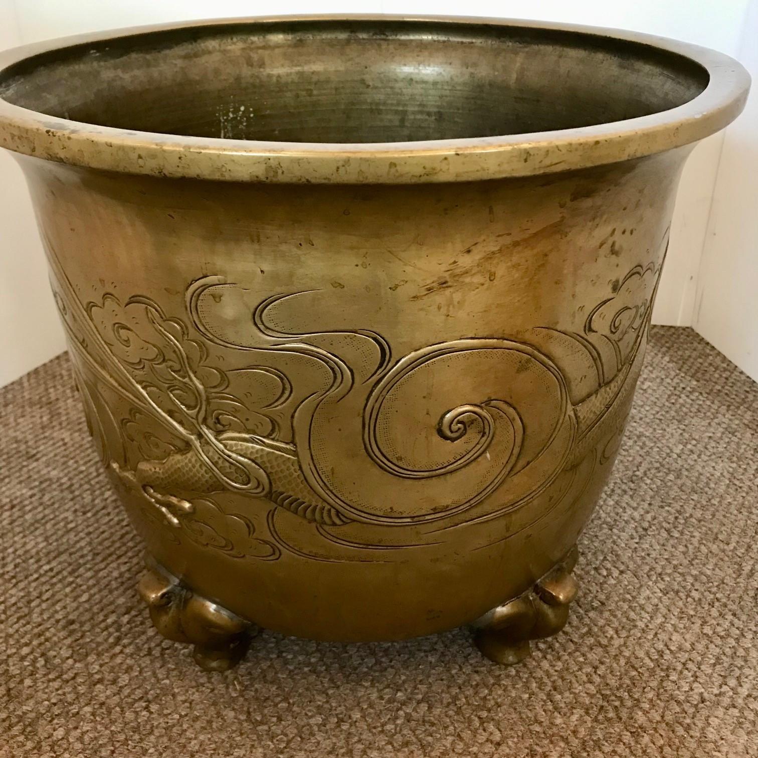 Large Oriental Brass Hibachi/Jardiniere In Good Condition For Sale In Montreal, QC