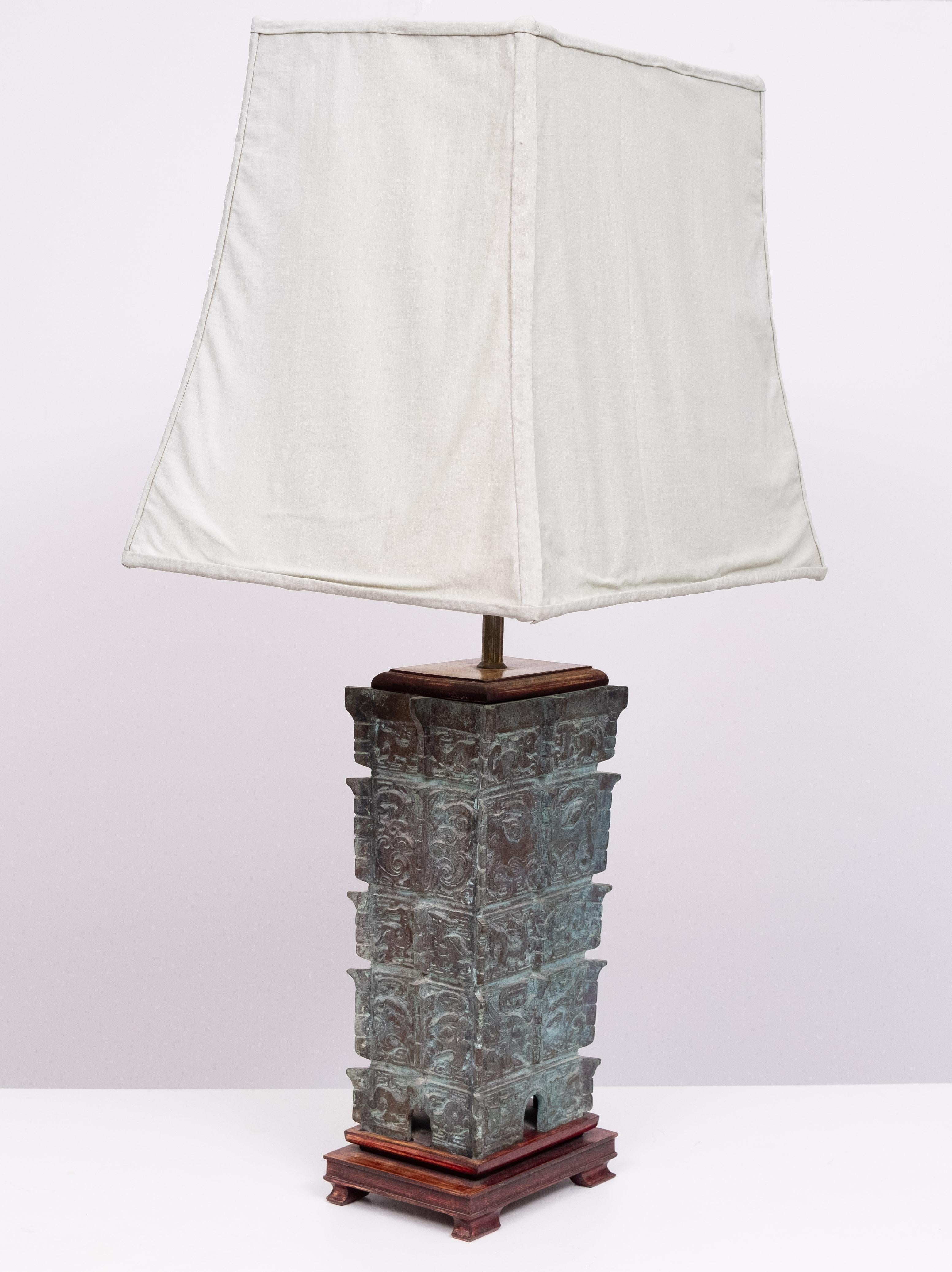 Large Oriental bronze Pagoda table lamp with Shade 1960s In Good Condition For Sale In Den Haag, NL