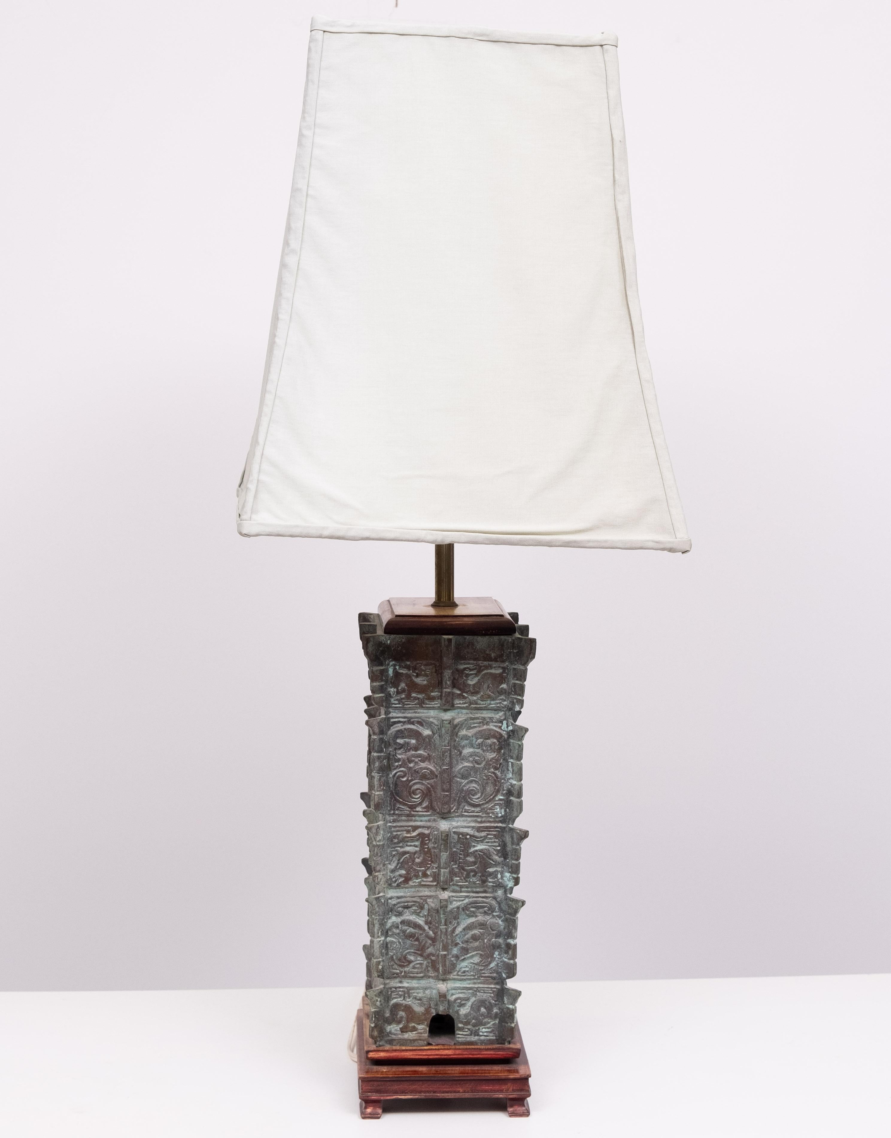 Mid-20th Century Large Oriental bronze Pagoda table lamp with Shade 1960s For Sale