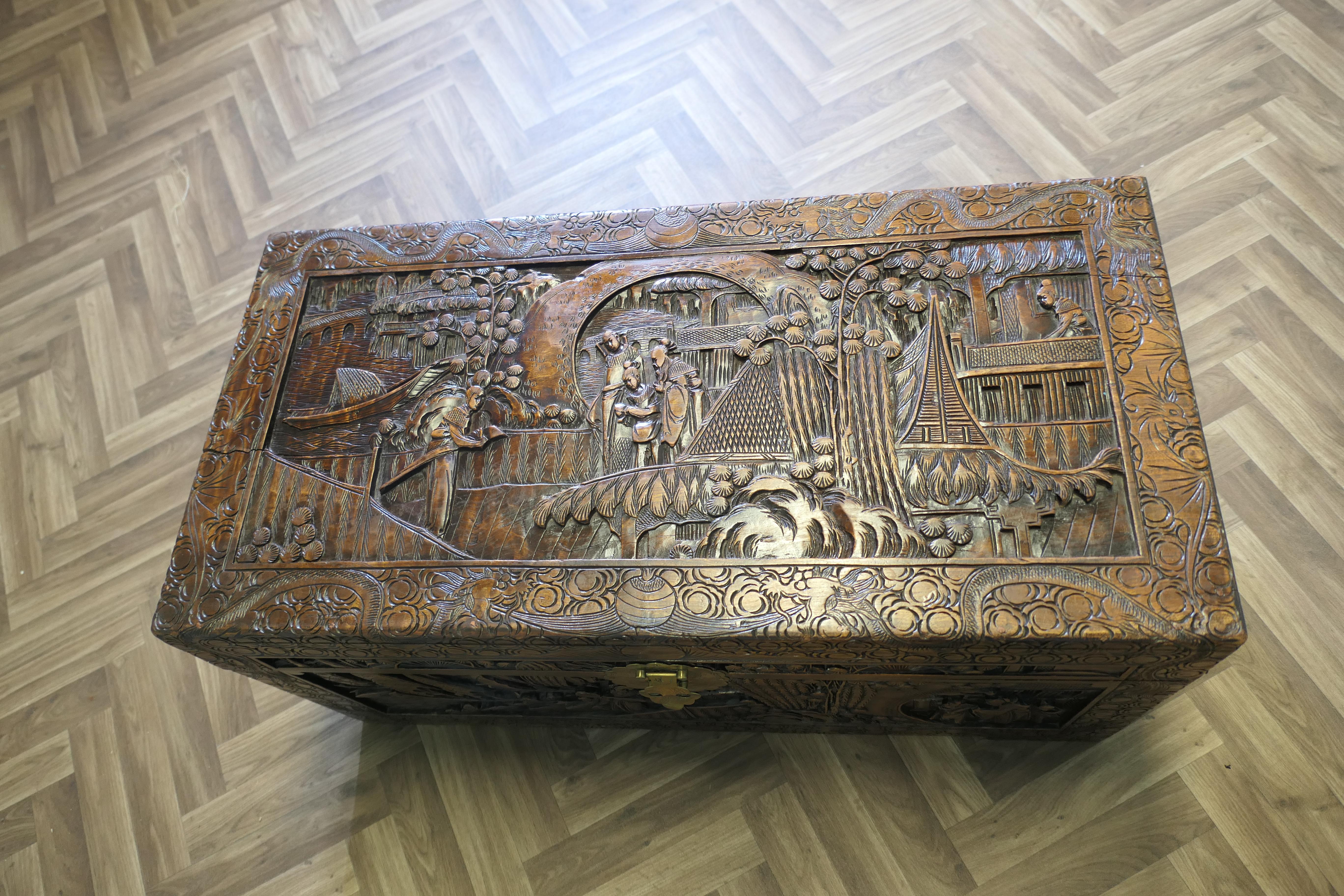 Große orientalische geschnitzte Campher Wood Truhe im Angebot 4
