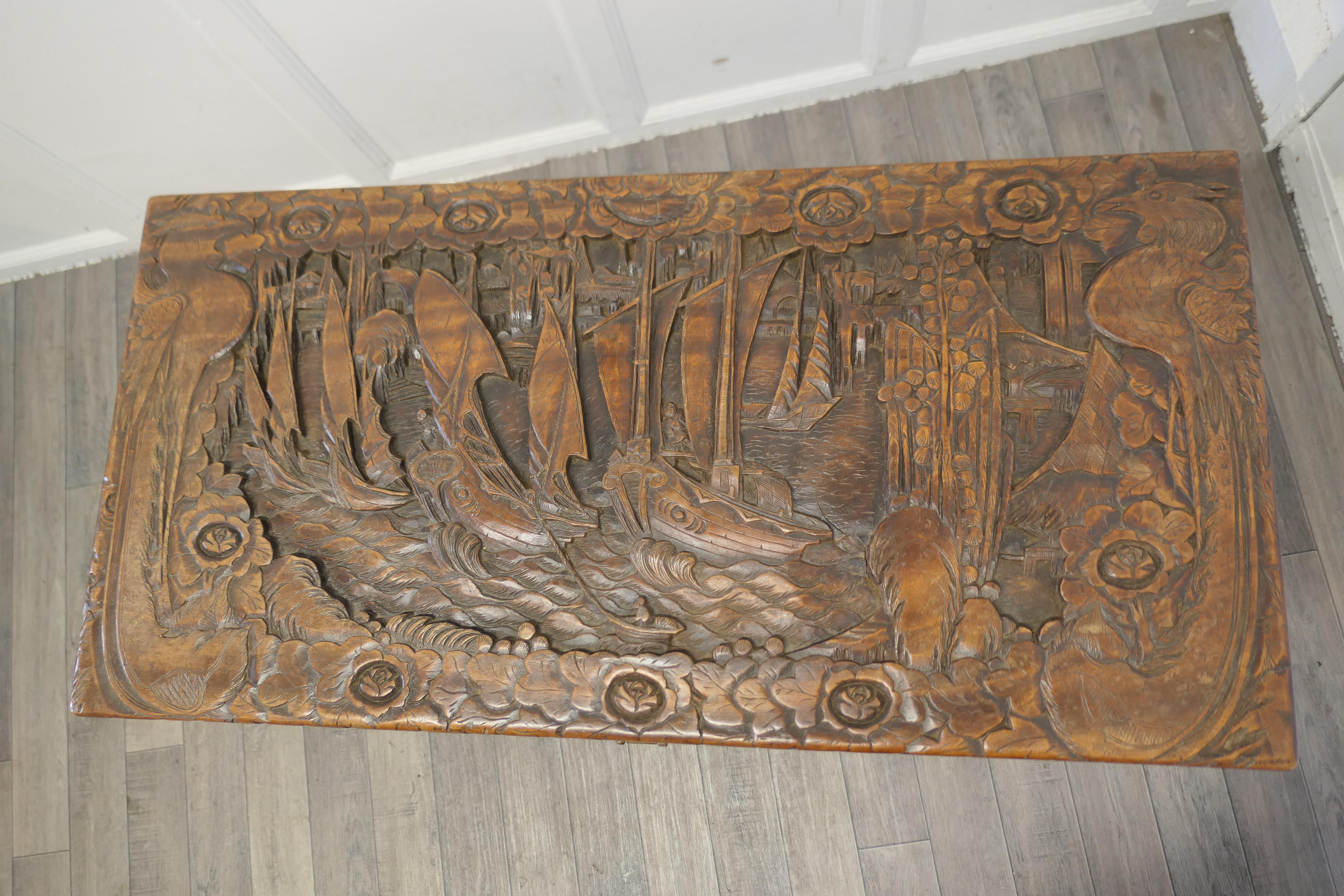 Artisanat Grande commode orientale sculptée en bois de camphor    en vente