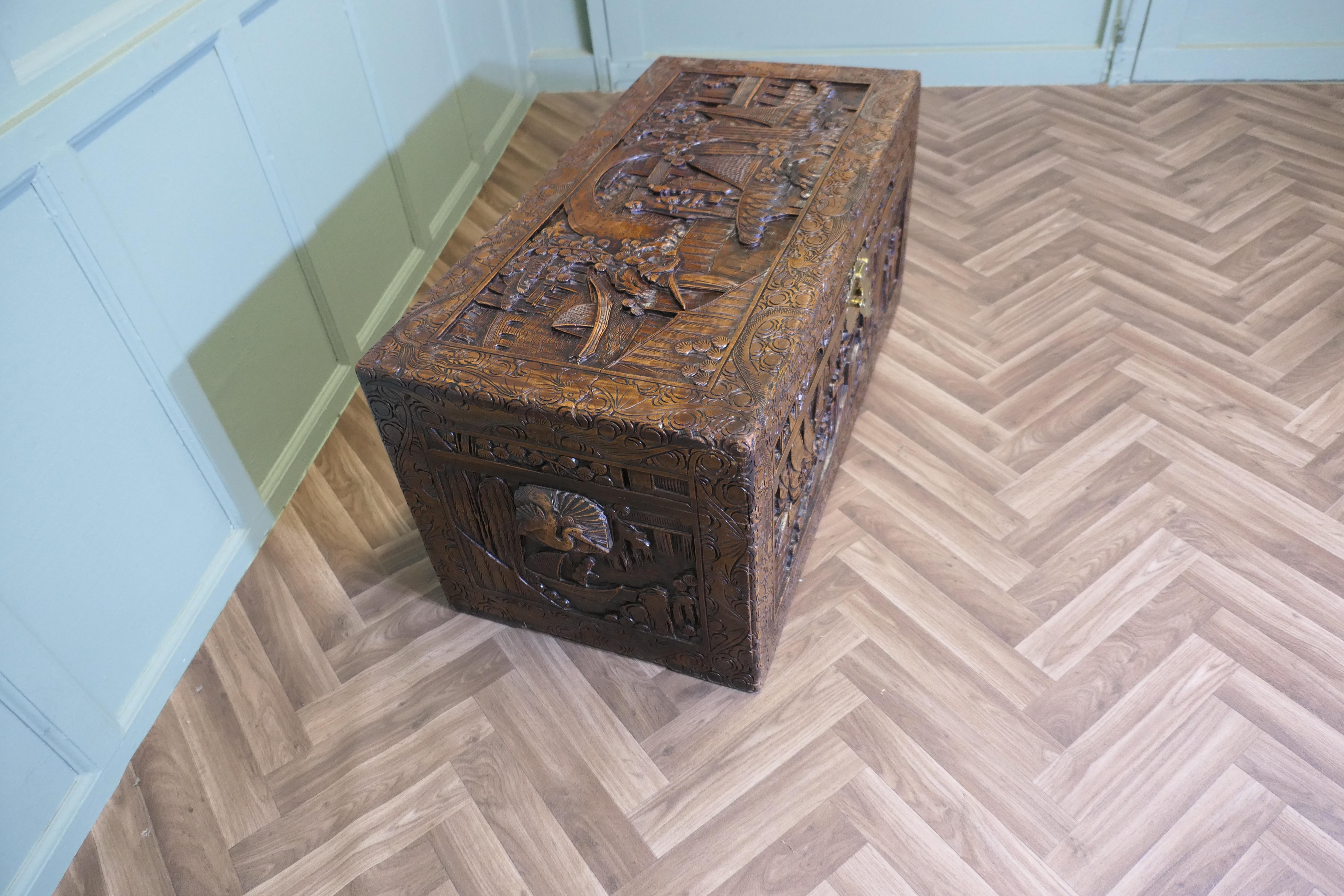 Große orientalische geschnitzte Campher Wood Truhe (Chinoiserie) im Angebot