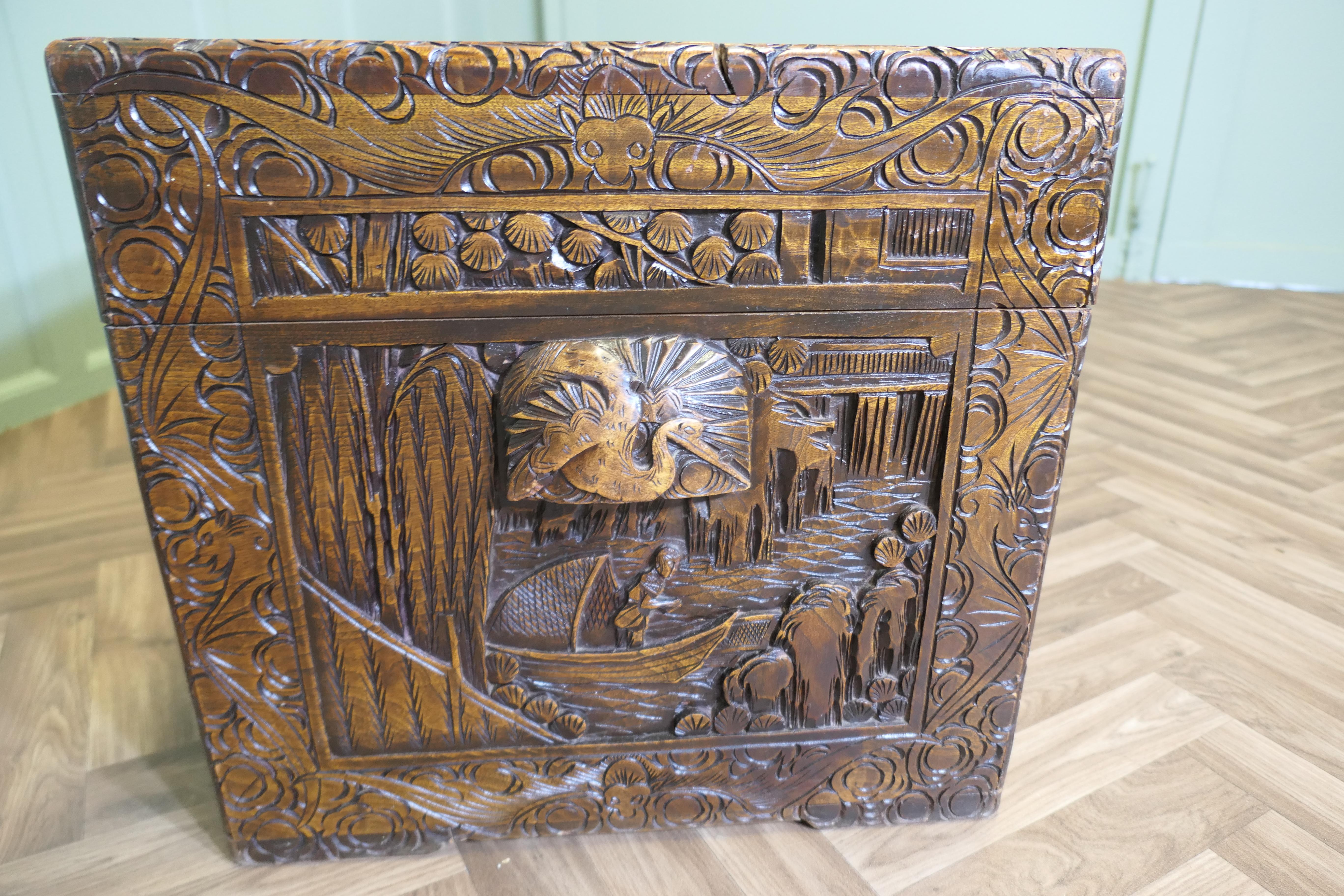 Große orientalische geschnitzte Campher Wood Truhe im Zustand „Gut“ im Angebot in Godshill, Isle of Wight
