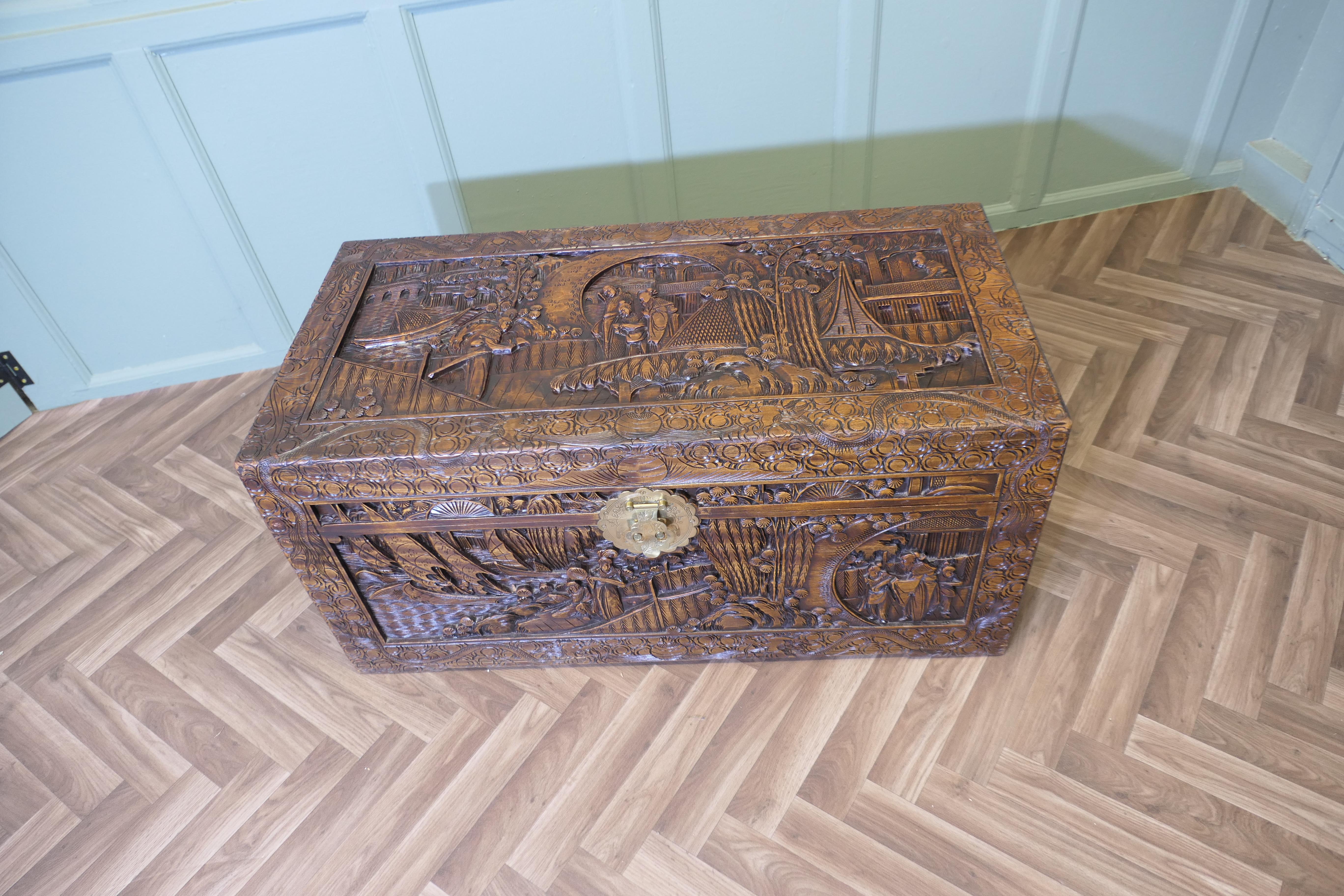 Große orientalische geschnitzte Campher Wood Truhe (Frühes 20. Jahrhundert) im Angebot