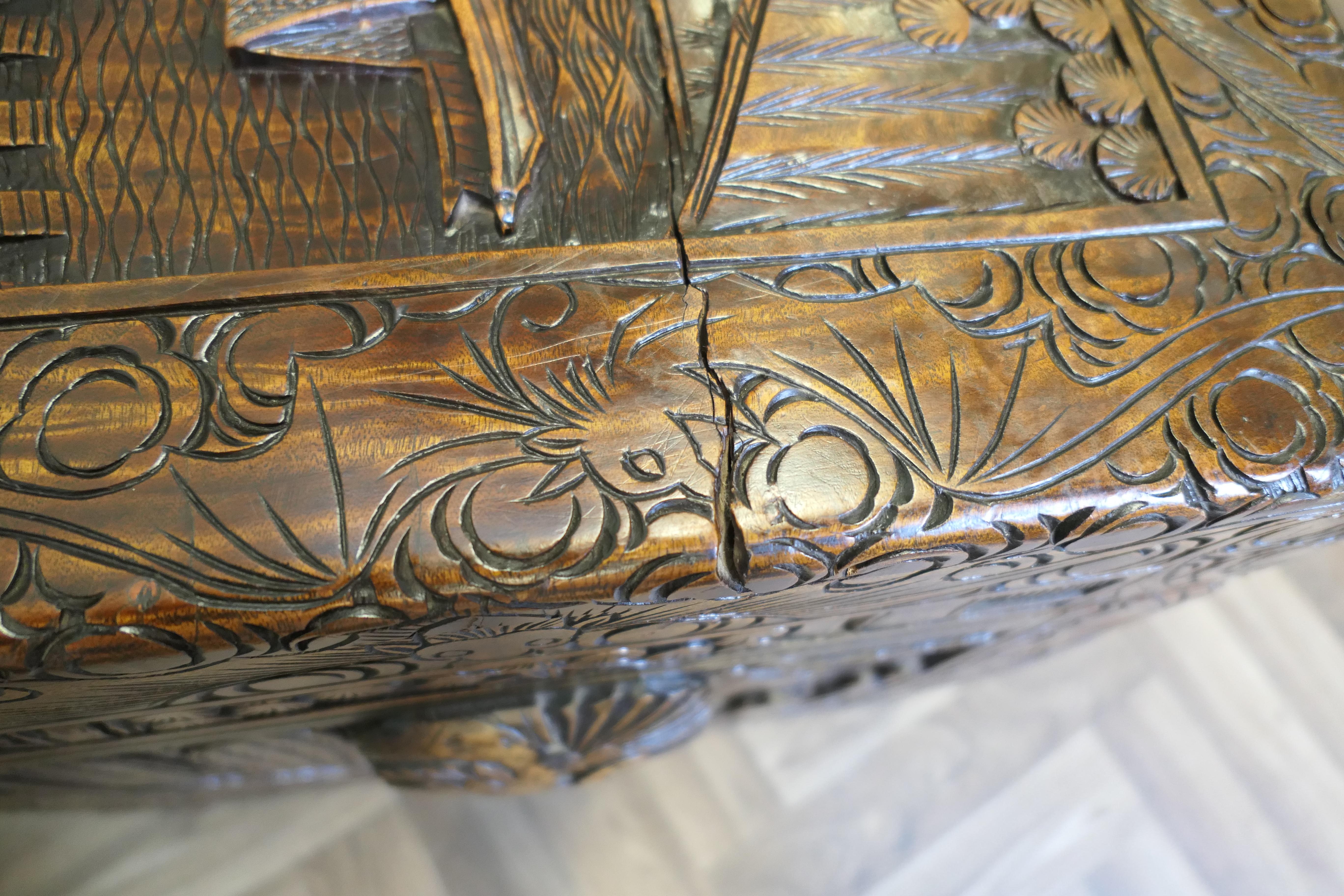 Große orientalische geschnitzte Campher Wood Truhe im Angebot 1