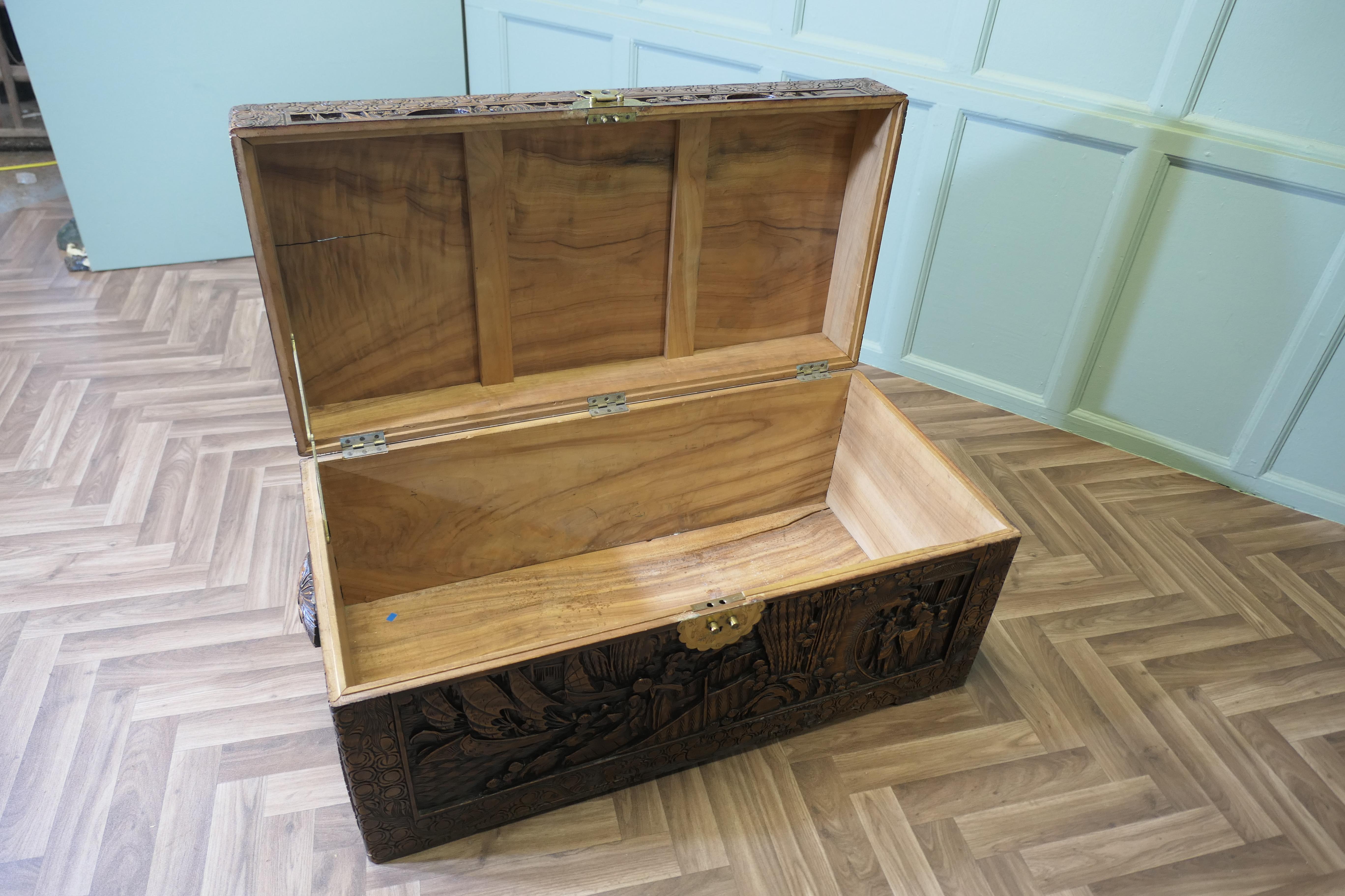 Große orientalische geschnitzte Campher Wood Truhe im Angebot 2