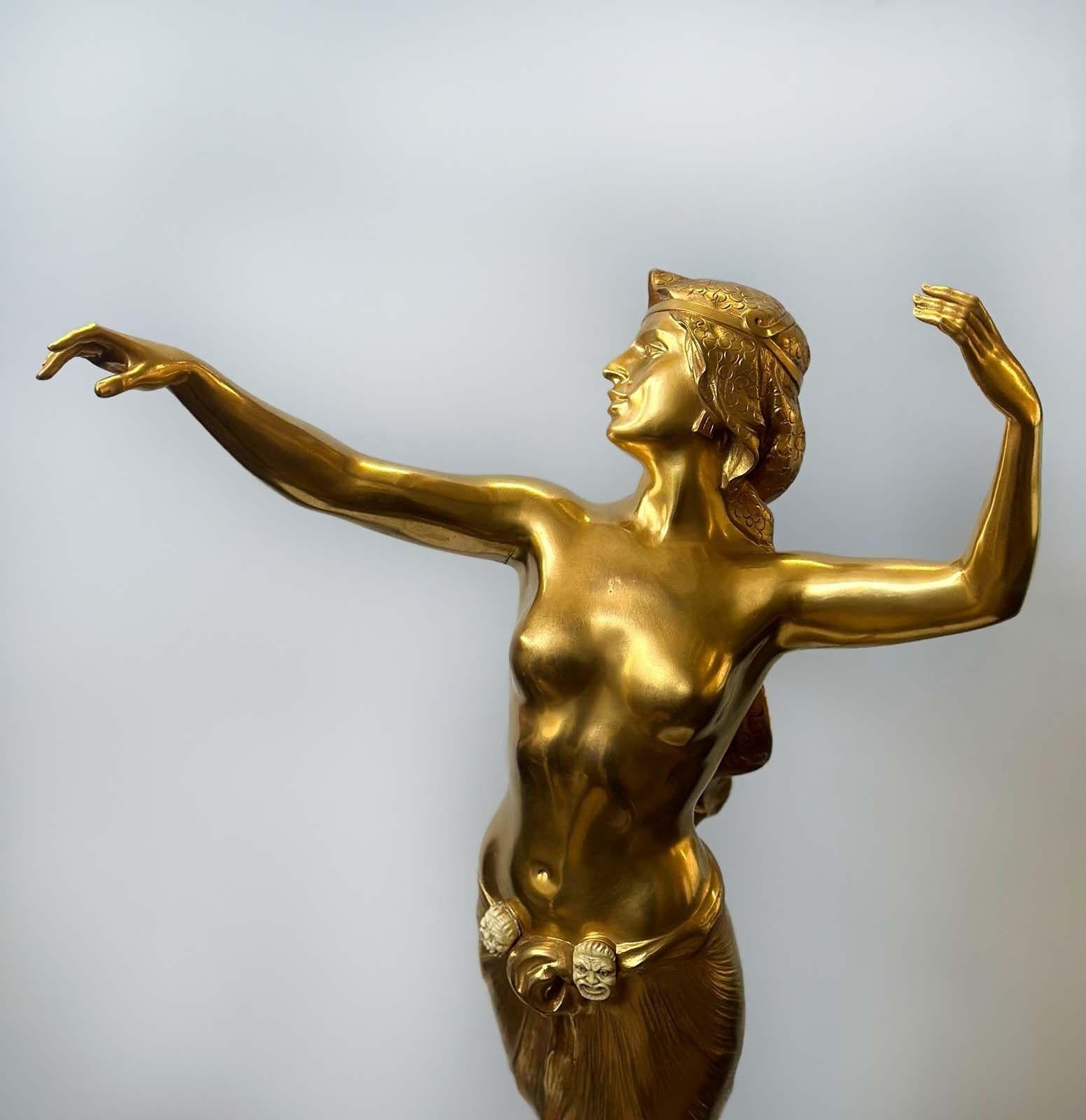 Allemand Grande sculpture orientale d'une danseuse en bronze et marbre de Georges Morin en vente