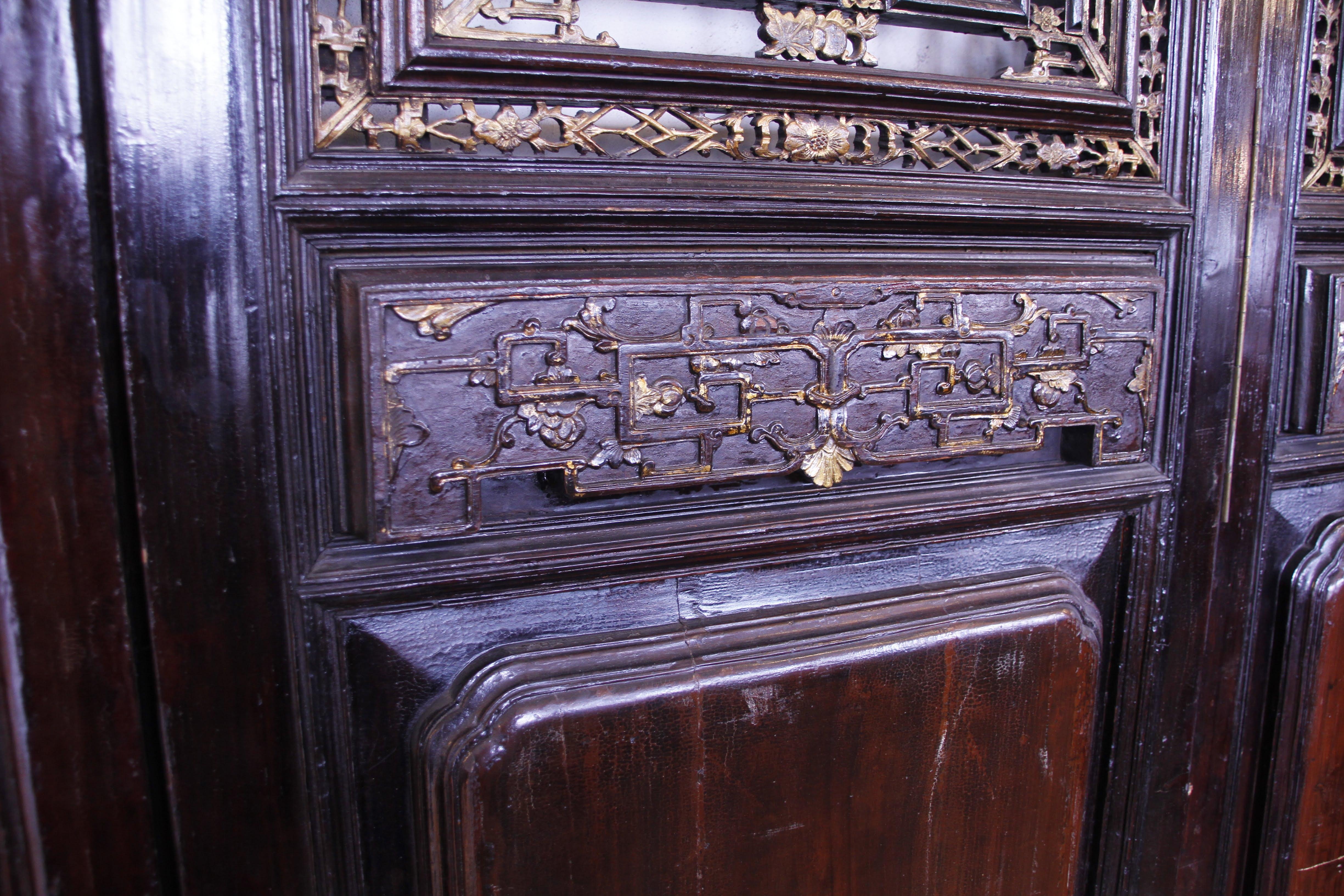Hand-Carved Large Oriental Divider, with Gold Foil Decoration For Sale