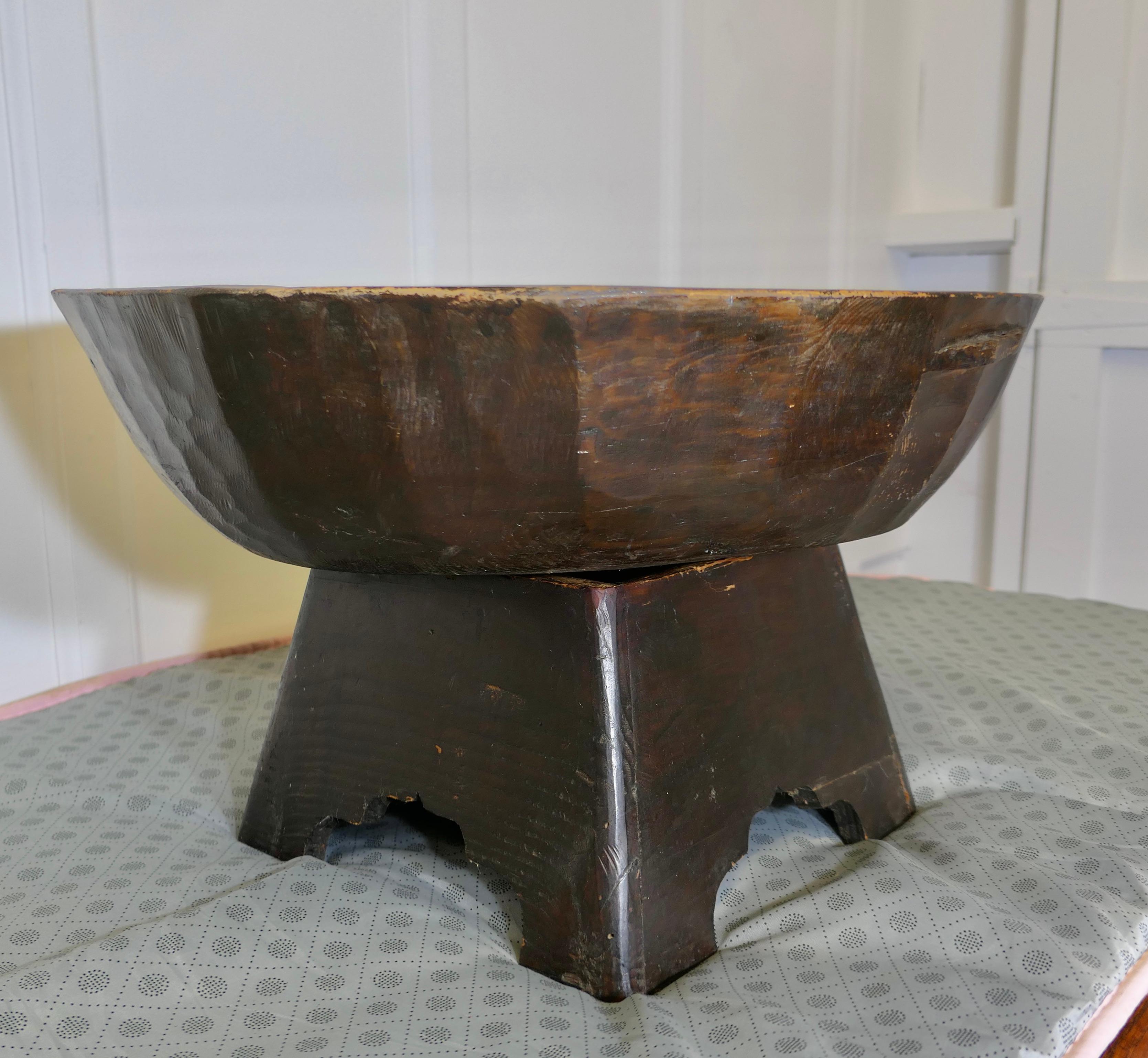 Large Oriental Hand Carved Wooden Bowl on Stand In Good Condition For Sale In Godshill, Isle of Wight